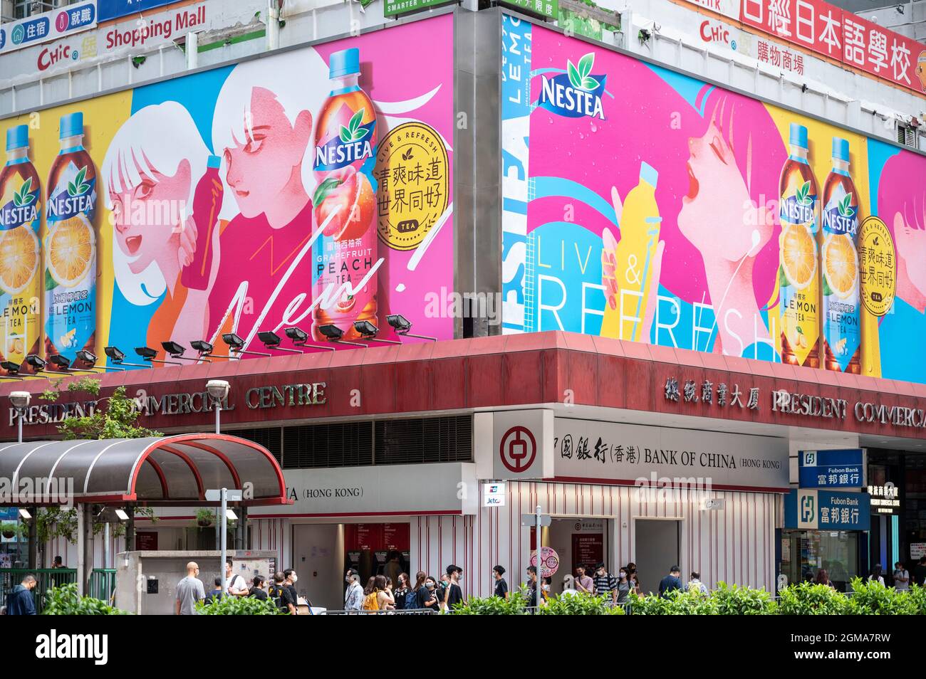Hong Kong, Chine. 30 août 2021. Une bannière commerciale de la marque suisse de thé glacé et de boissons pop Nestea, fabriquée par la Coca-Cola Company et distribuée par Nestlé, est visible à Hong Kong. (Credit image: © Chukrut Budrul/SOPA Images via ZUMA Press Wire) Banque D'Images
