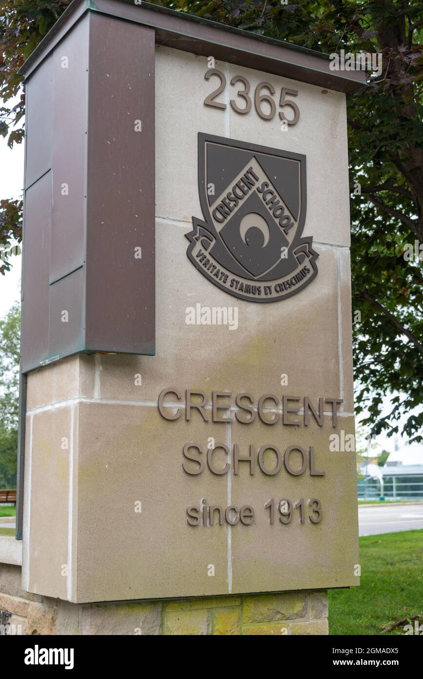 Panneau d'entrée de l'école Crescent dans l'avenue Bayview. L'école comprend la propriété patrimoniale nommée « Frank P. Wood Estate » à Toronto, au Canada Banque D'Images