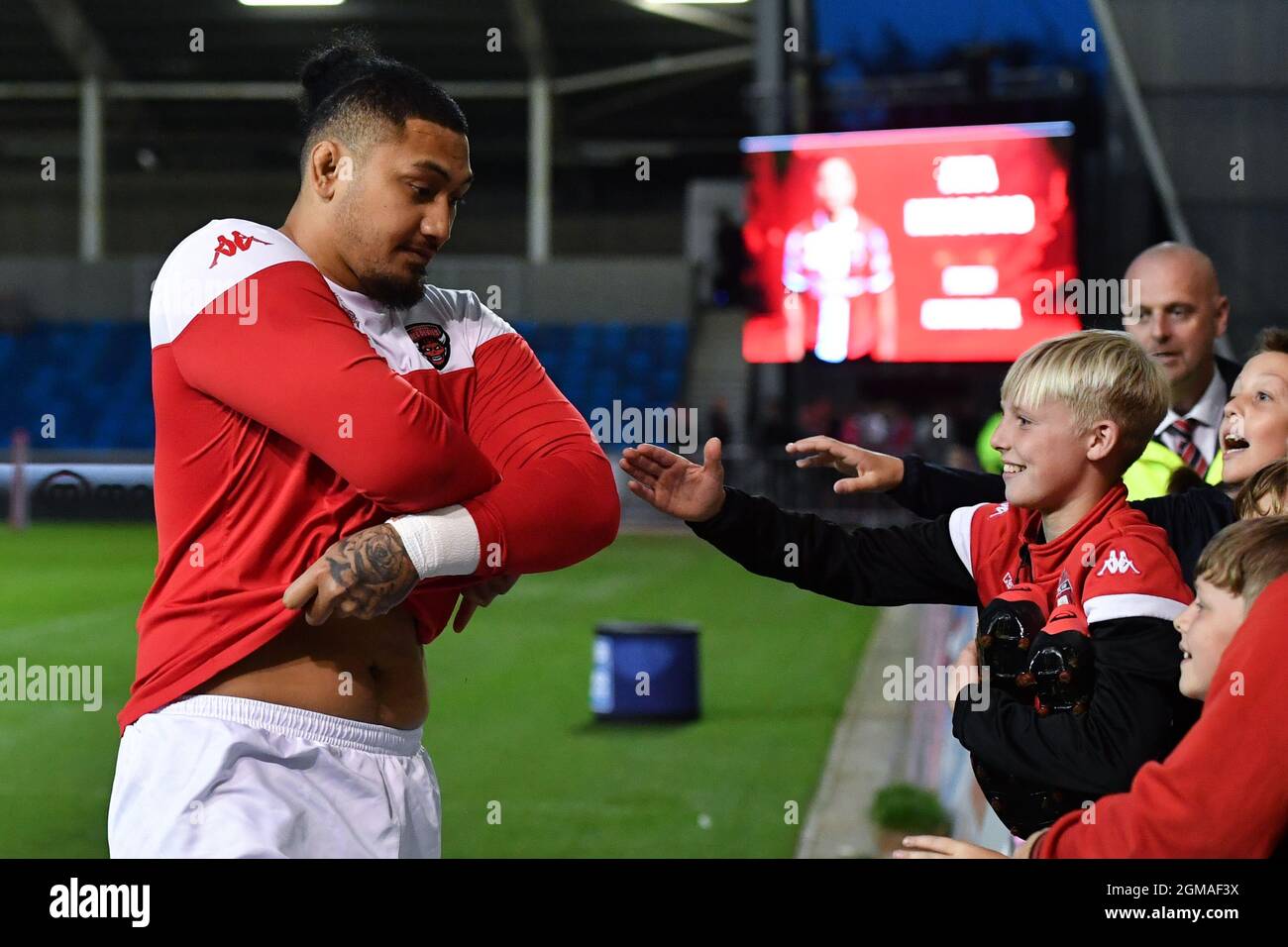 Manchester, Royaume-Uni. 17 septembre 2021. Pauli Pauli (12) de Salford Red Devils donne sa chemise à un jeune fan avant le match, le 9/17/2021. (Photo de Richard long/News Images/Sipa USA) crédit: SIPA USA/Alay Live News crédit: SIPA USA/Alay Live News Banque D'Images