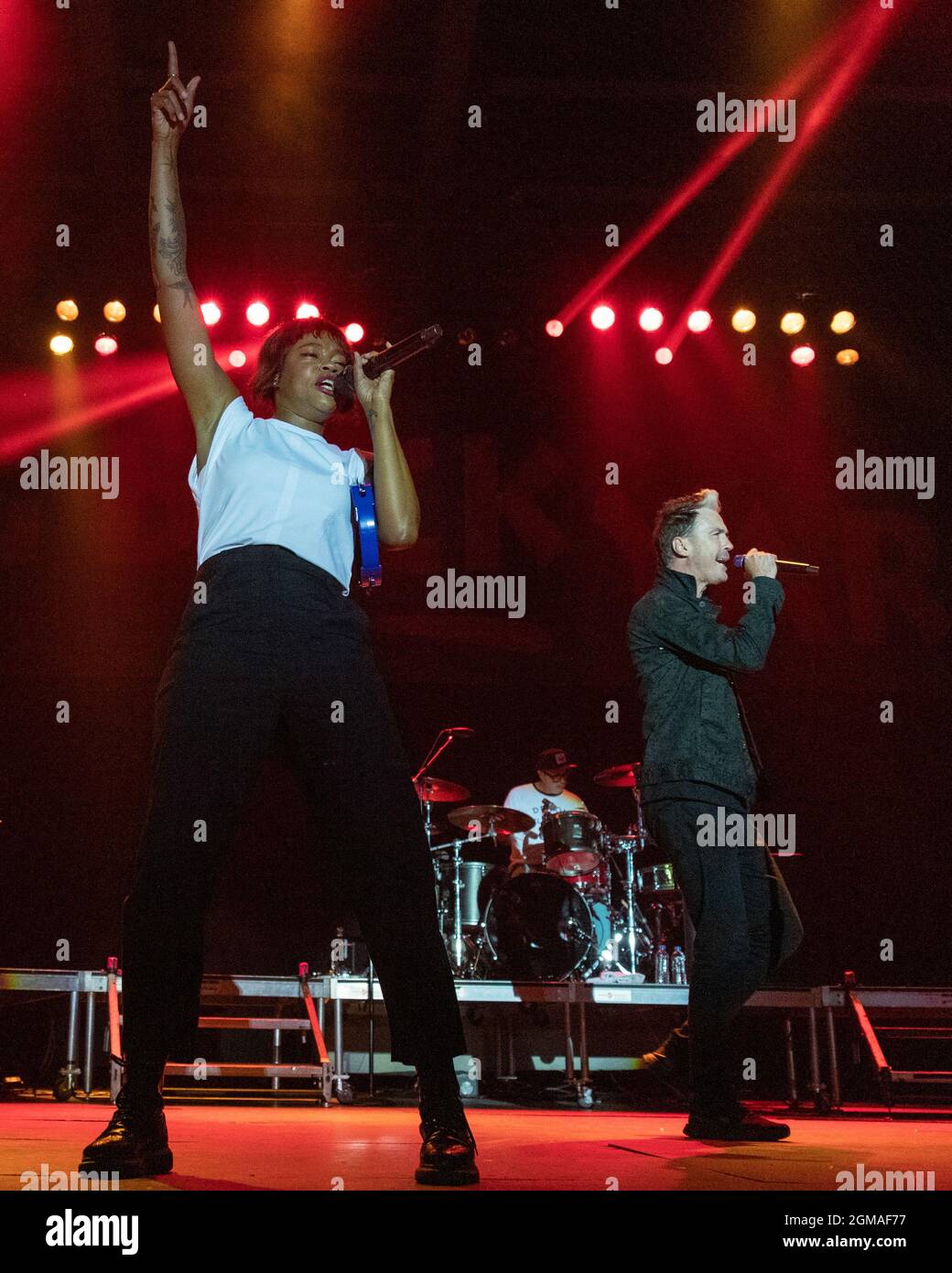 Milwaukee, États-Unis. 16 septembre 2021. Noelle Scaggs et Michael Fitzpatrick de Fitz et les tantrums pendant le Festival de musique Summerfest le 16 septembre 2021, à Milwaukee, Wisconsin (photo de Daniel DeSlover/Sipa USA), 2021, à Milwaukee, Wisconsin (photo de Daniel DeSlover/Sipa USA) Credit: SIPA USA/Alay Live News Banque D'Images