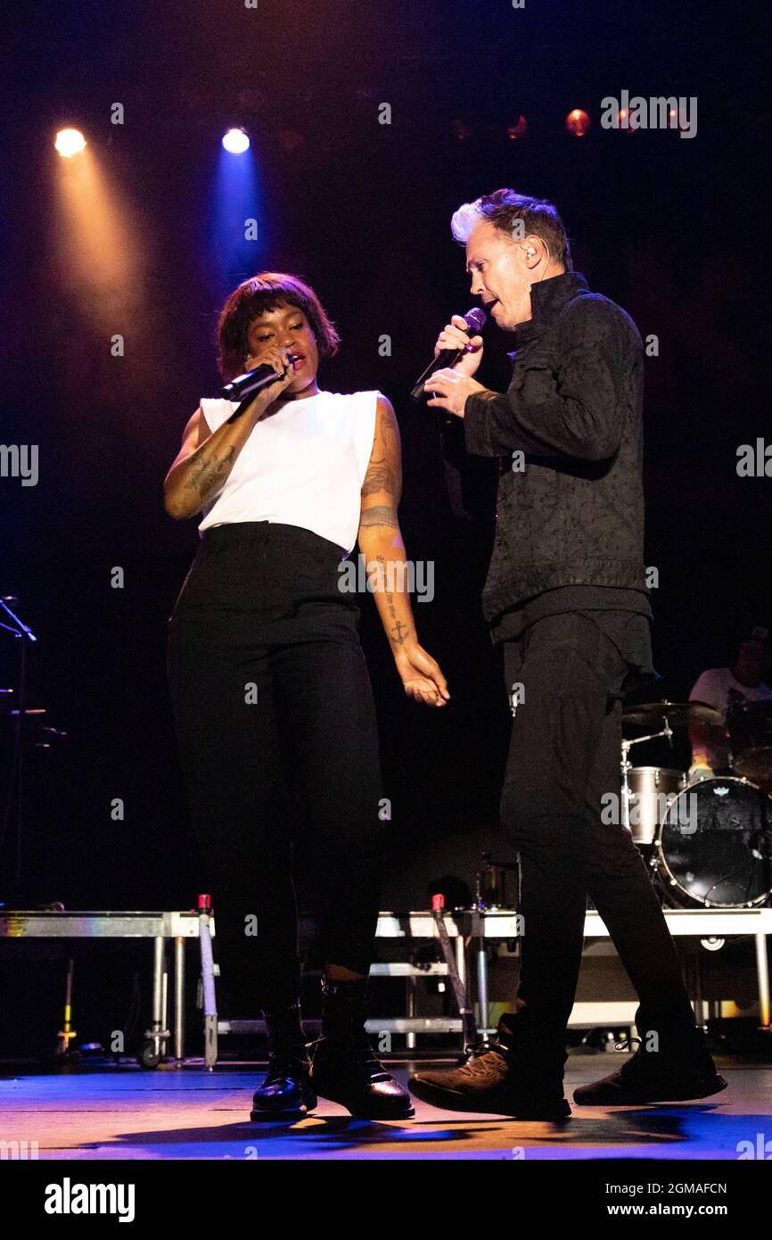 Milwaukee, États-Unis. 16 septembre 2021. Noelle Scaggs et Michael Fitzpatrick de Fitz et les tantrums pendant le Festival de musique Summerfest le 16 septembre 2021, à Milwaukee, Wisconsin (photo de Daniel DeSlover/Sipa USA), 2021, à Milwaukee, Wisconsin (photo de Daniel DeSlover/Sipa USA) Credit: SIPA USA/Alay Live News Banque D'Images