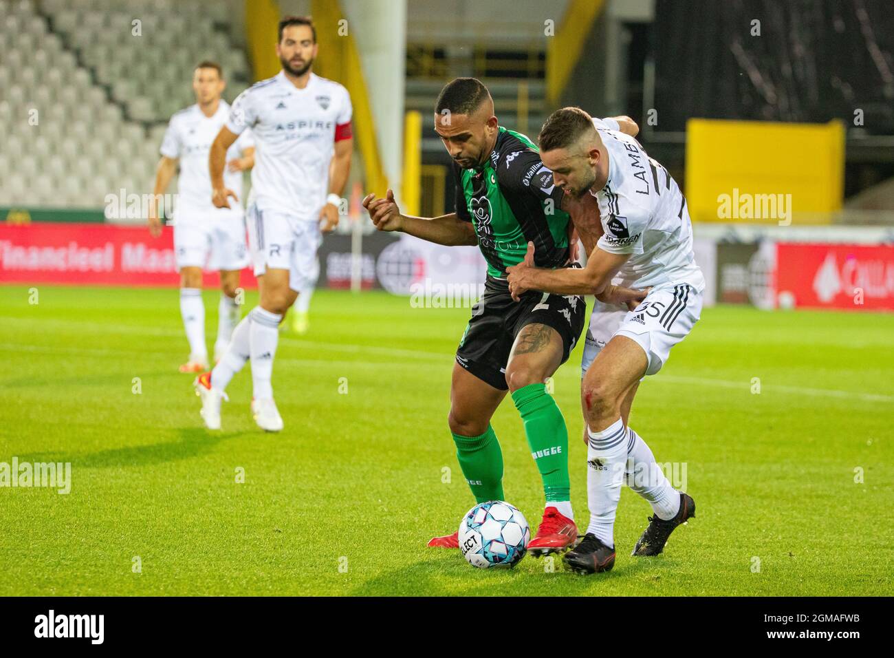 Victor Alexander Da Silva Vitinho de cercle et Boris Lambert d'Eupen se battent pour le ballon lors d'un match de football entre cercle Brugge et KAS Eupen, vendredi Banque D'Images