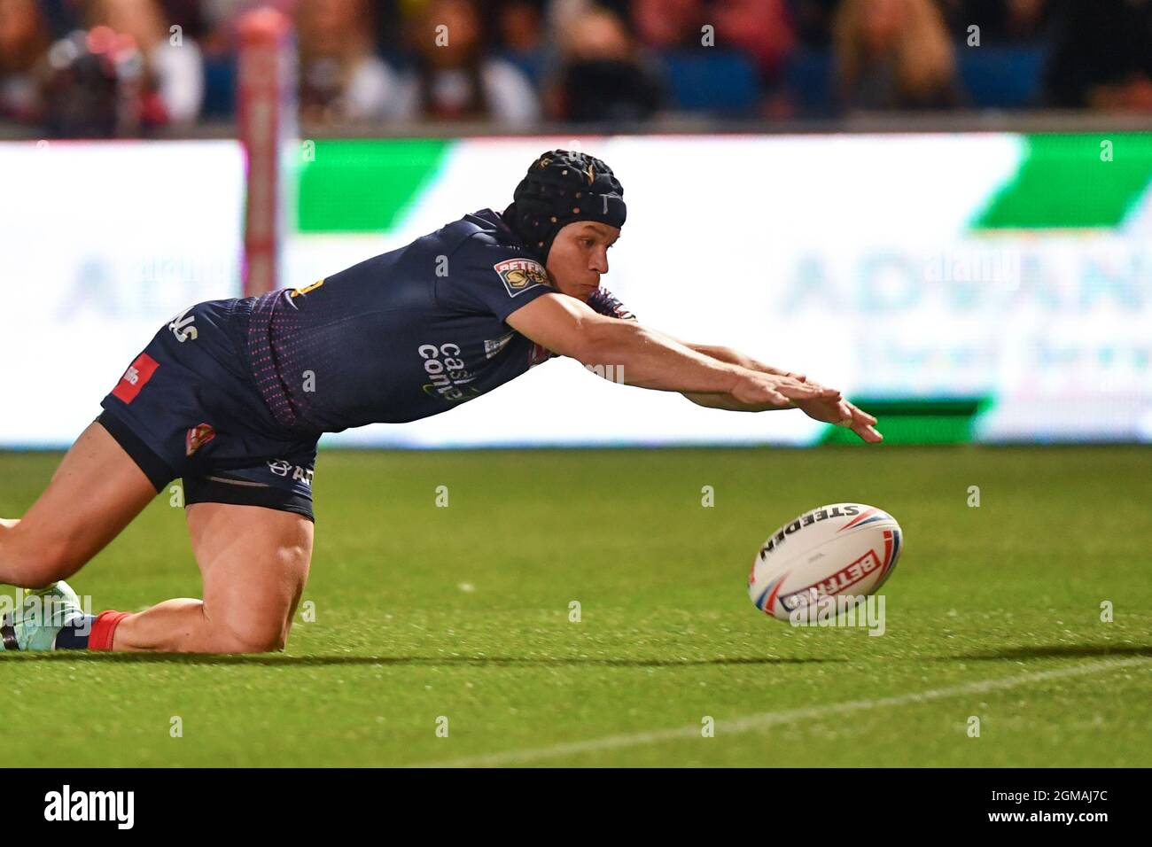 Manchester, Royaume-Uni. 17 septembre 2021. Jonny Lomax (6) de St Helens passe la 2ème tentative de la nuit, le 9/17/2021. (Photo de Richard long/News Images/Sipa USA) crédit: SIPA USA/Alay Live News crédit: SIPA USA/Alay Live News Banque D'Images