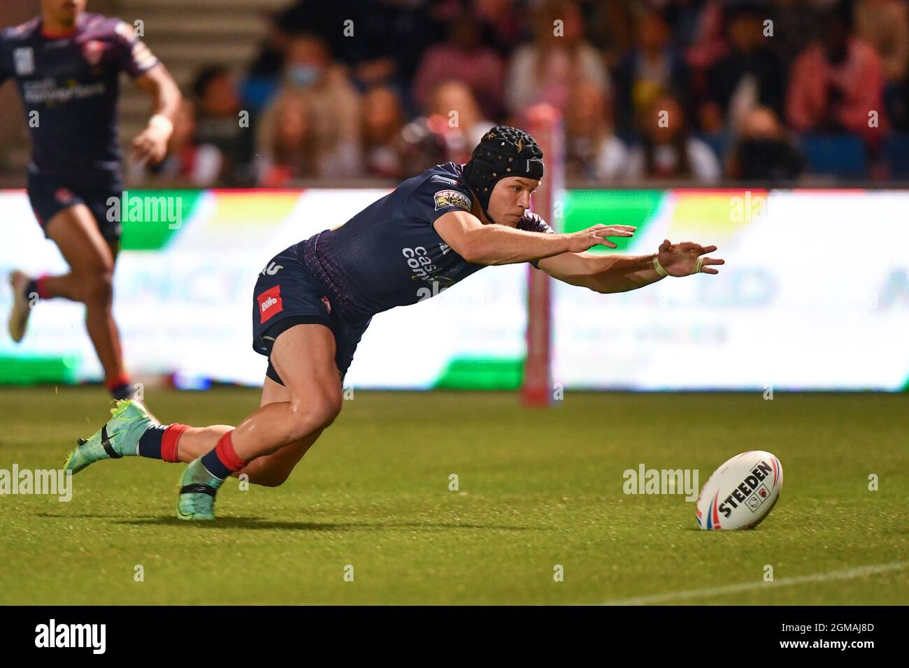 Manchester, Royaume-Uni. 17 septembre 2021. Jonny Lomax (6) de St Helens passe la 2ème tentative de la nuit, le 9/17/2021. (Photo de Richard long/News Images/Sipa USA) crédit: SIPA USA/Alay Live News crédit: SIPA USA/Alay Live News Banque D'Images