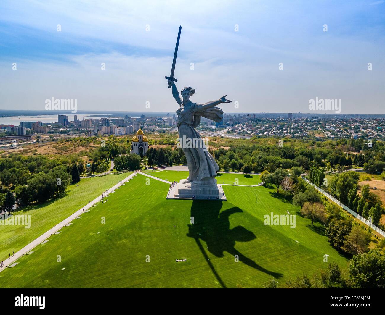 Volgograd, Russie. Vue aérienne de la statue « les appels de la mère patrie » après restauration sur le sommet de la colline de Mamaev Banque D'Images Volgograd, Russie. Vue aérienne de la statue « les appels de la mère patrie » après restauration sur le sommet de la colline de Mamaev Banque D'Images