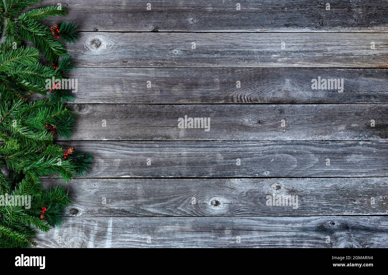 Branches de sapin sur fond de bois rustique pour un joyeux Noël ou un concept de fête du nouvel an heureux Banque D'Images