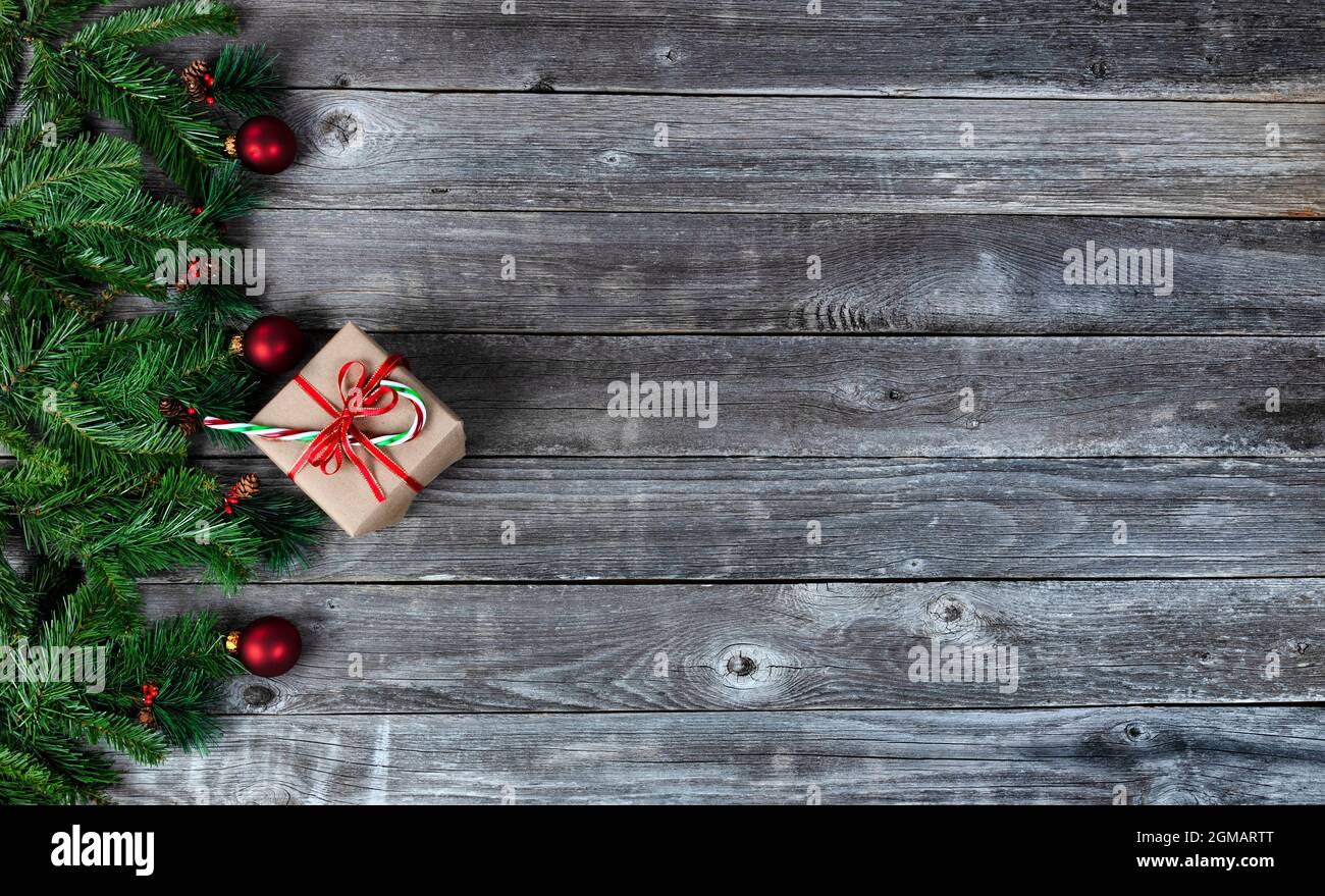Branches de sapin, ornements de boules rouges et boîte-cadeau sur fond rustique de planche en bois pour un joyeux Noël ou une fête du nouvel an heureuse conce Banque D'Images