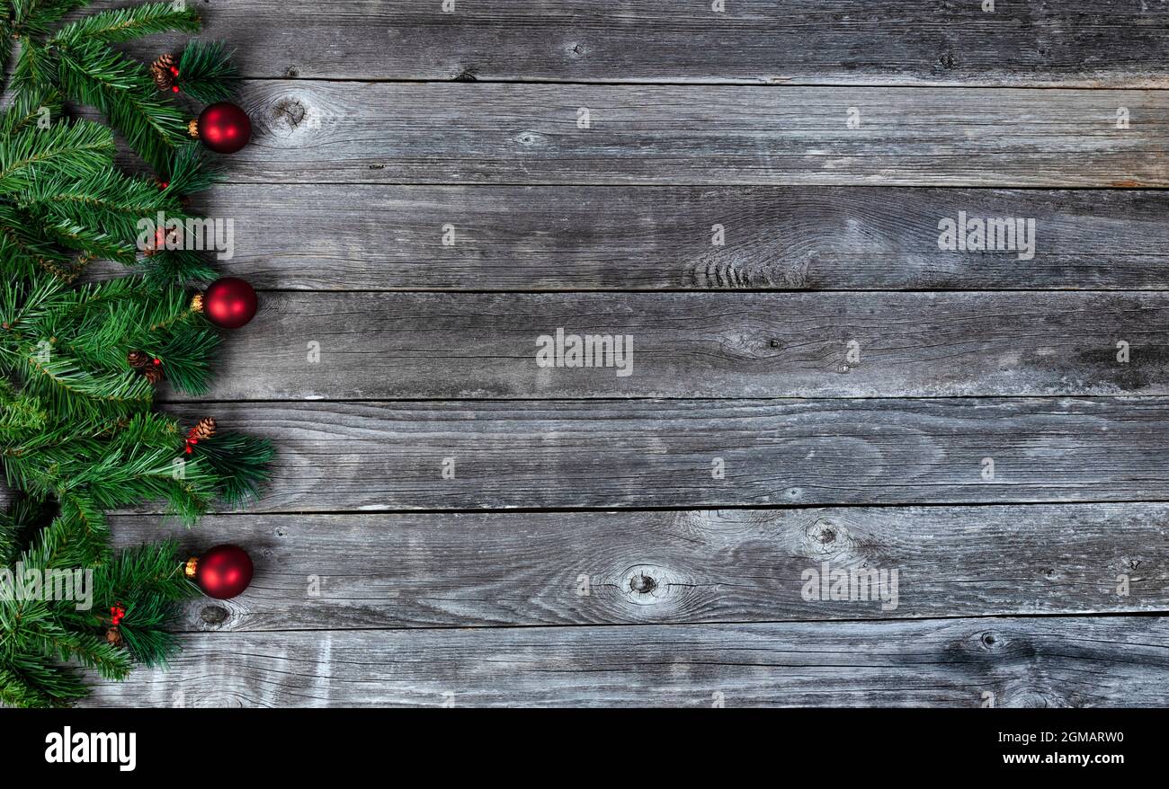 Branches de sapin et ornements de boules rouges sur fond de bois rustique pour un joyeux Noël ou un joyeux concept de fête du nouvel an Banque D'Images