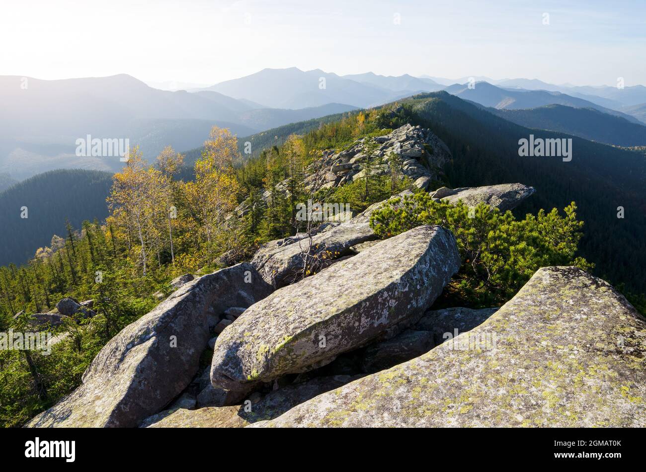 Paysage de montagne d'automne avec de grandes pierres et des rochers par jour ensoleillé Banque D'Images