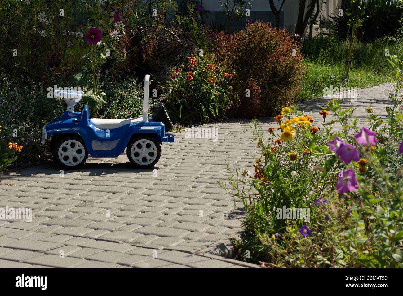 Voiture jouet bleue pour enfants sur la route Banque D'Images