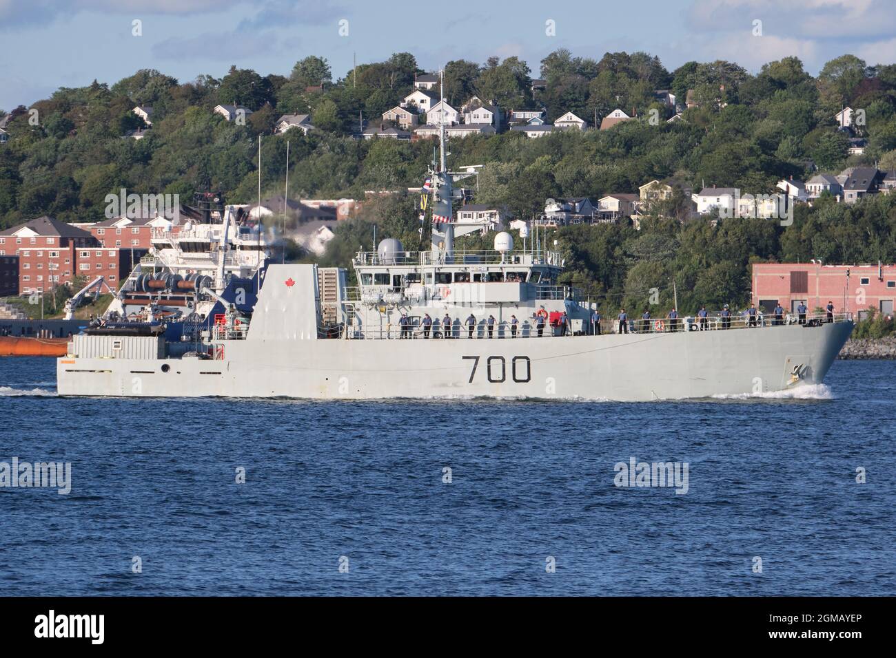 Halifax, Nouvelle-Écosse, Canada. 7 septembre 2021. Le NCSM Kingston, un navire de défense côtière de classe Kingston qui fait partie de Sail et qui quitte le port de Halifax Banque D'Images