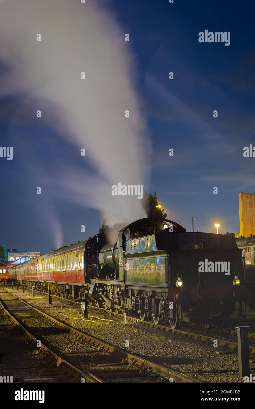 Kidderminster, Worcs, Royaume-Uni. 17 septembre 2021. Un loco à vapeur laisse un jet de vapeur dans le ciel du soir alors qu'il prépare un voyage de nuit depuis la gare de Kidderminster le deuxième jour du Gala à vapeur d'automne du Severn Valley Railway, Kidderminster, Worcestershire. Le gala dure jusqu'au dimanche 19 septembre et comprend des lieux d'hôtes. Crédit : Peter Lophan/Alay Live News Banque D'Images