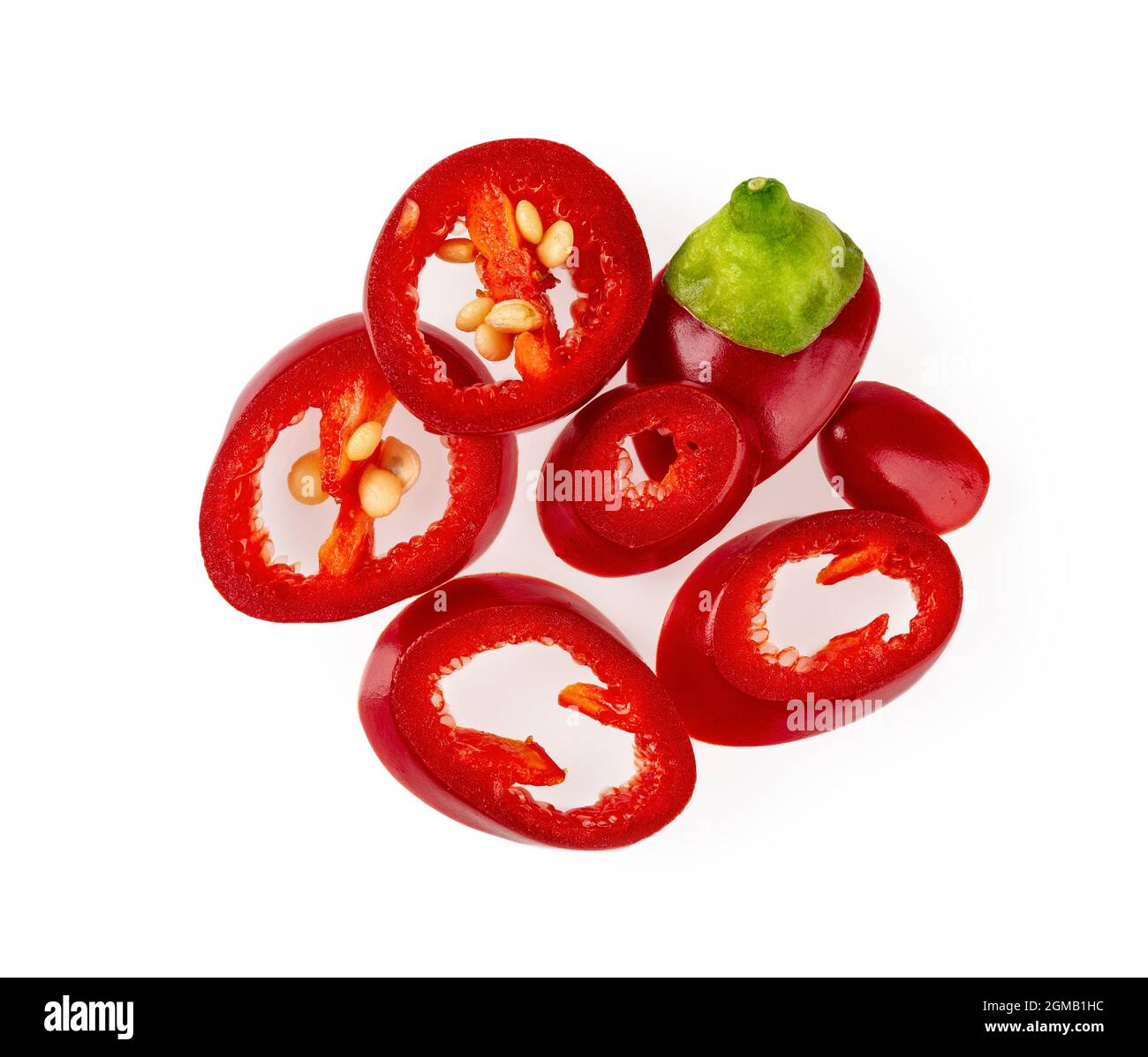 Tas de tranches de piment rouge chaud brutes isolées sur fond blanc. Mini-gousse hachée de poivron annuum ornemental. Macro de haute qualité. Banque D'Images