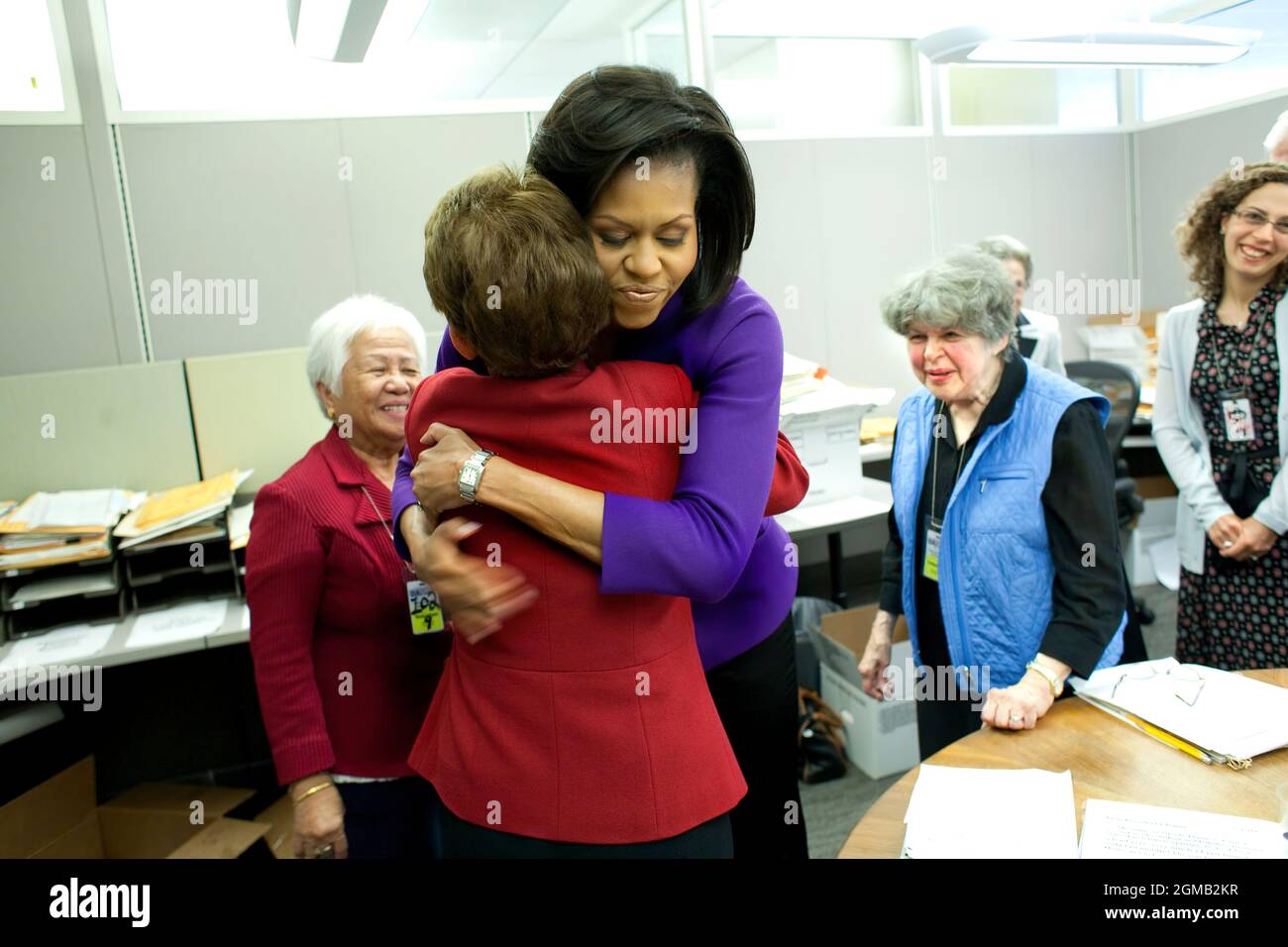 La première dame Michelle Obama visite le bureau de correspondance de la Maison Blanche.(photo officielle de la Maison Blanche par Samantha Appleton) cette photo officielle de la Maison Blanche est mise à la disposition des organismes de presse et/ou à des fins d'impression personnelle par le(s) sujet(s) de la photographie. La photographie ne peut être manipulée d'aucune manière ou utilisée dans des documents, des publicités, des produits ou des promotions qui, de quelque manière que ce soit, suggèrent l'approbation ou l'approbation du Président, de la première famille ou de la Maison Blanche. Banque D'Images