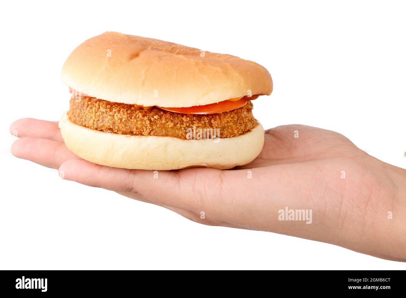 Les femmes hand holding burger isolé sur fond blanc, close-up, macro. Banque D'Images
