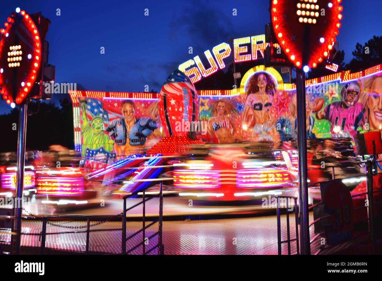 Promenade nocturne au parc des expositions Superbowl Banque D'Images