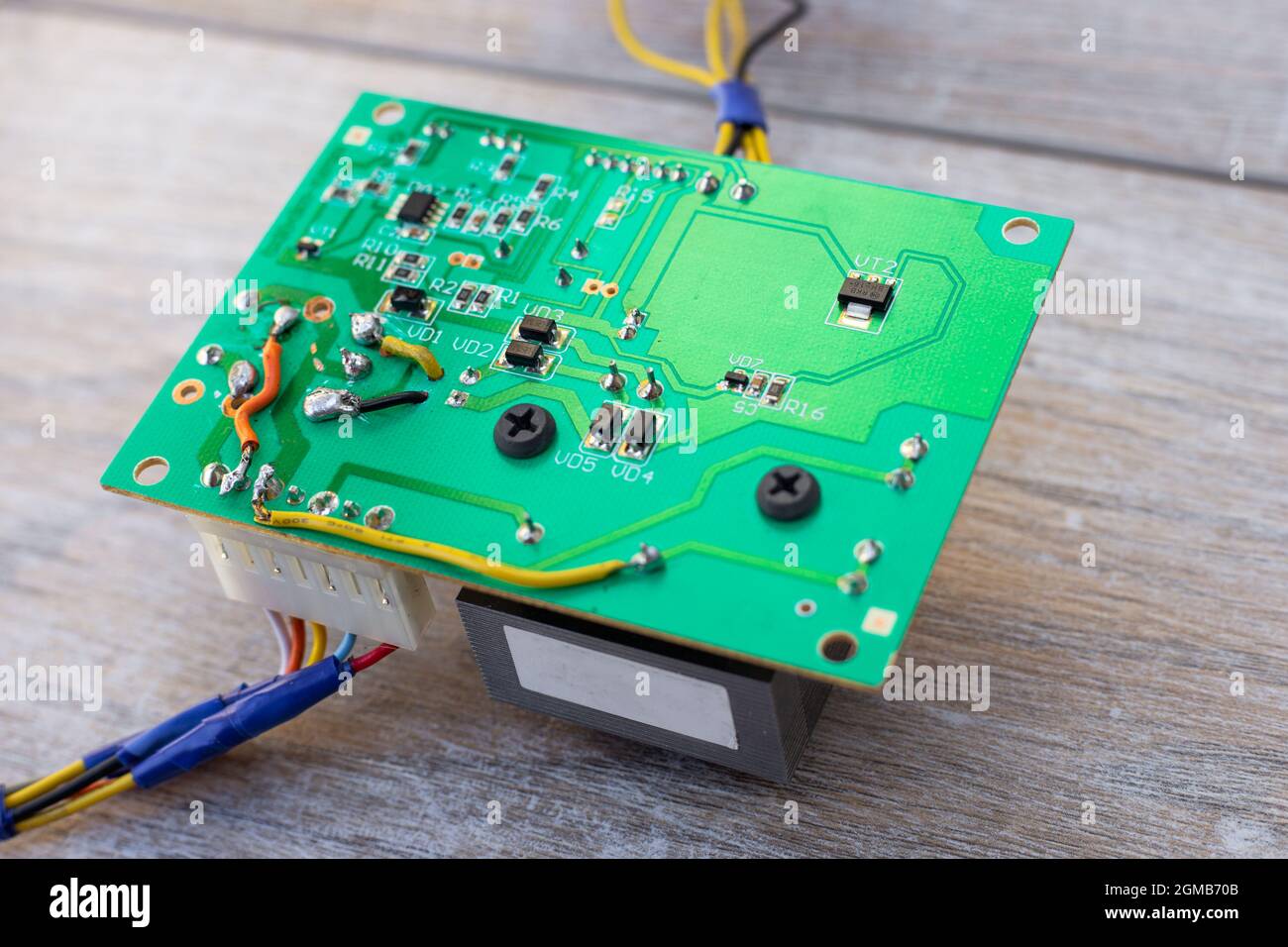 Carte de circuit imprimé avec microcircuit pour la commande de dispositifs électroniques. Banque D'Images