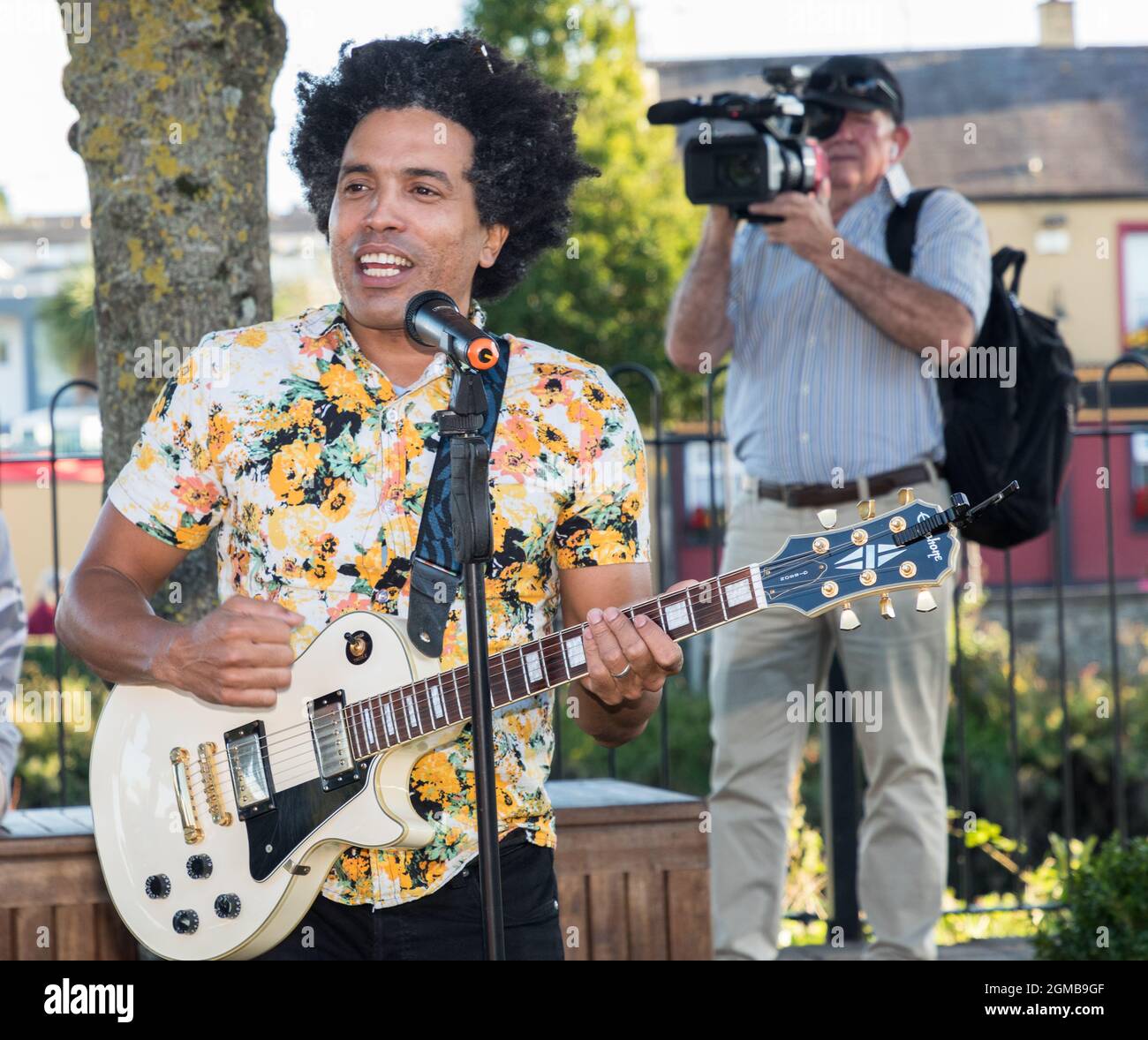 Carrigaline, Cork, Irlande. 17 septembre 2021. L'auteur-compositeur cubain s'amuse pendant la nuit de la culture dans le centre-ville de Carrigaline, Co. Cork, Irlande. - photo; David Creedon / Alamy Live News Banque D'Images