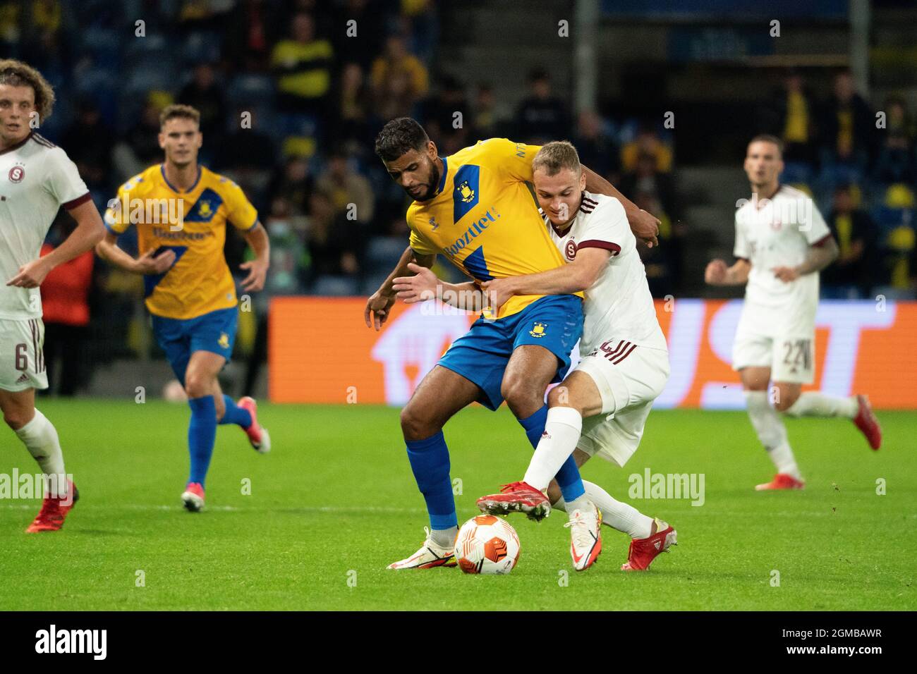 Broendby, Danemark. 16 septembre 2021. Anis Ben Slimane (25) de Broendby IF et Matej Polidar (24) de Sparta Prague vu pendant le match de l'UEFA Europa League entre Broendby IF et Sparta Prague à Broendby Stadion à Broendby. (Crédit photo: Gonzales photo - Gaston Szerman). Banque D'Images