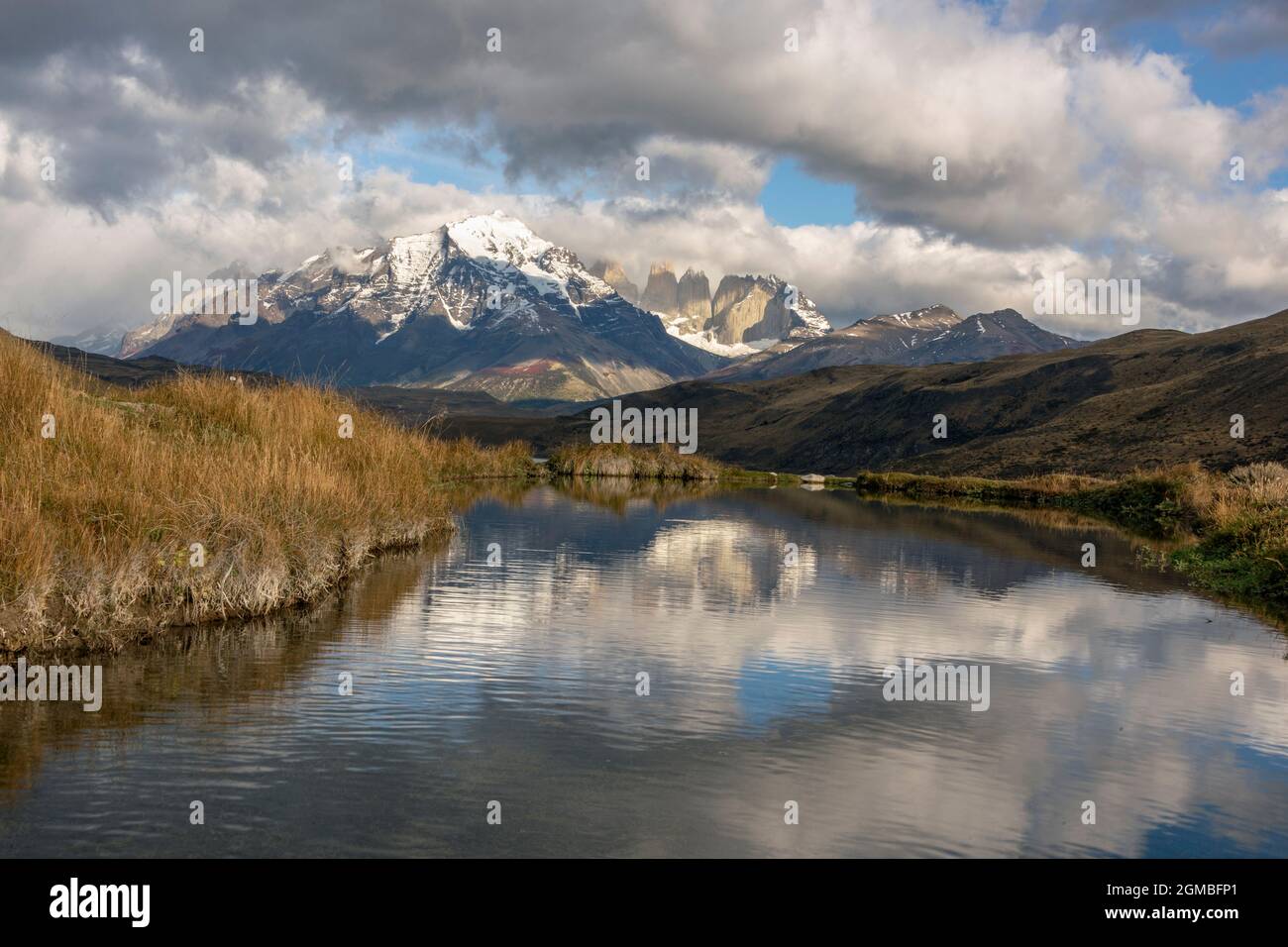 Cordillera Paine avec réflexions et végétation d'automne, parc national de Torres del Paine, Patagonie Banque D'Images