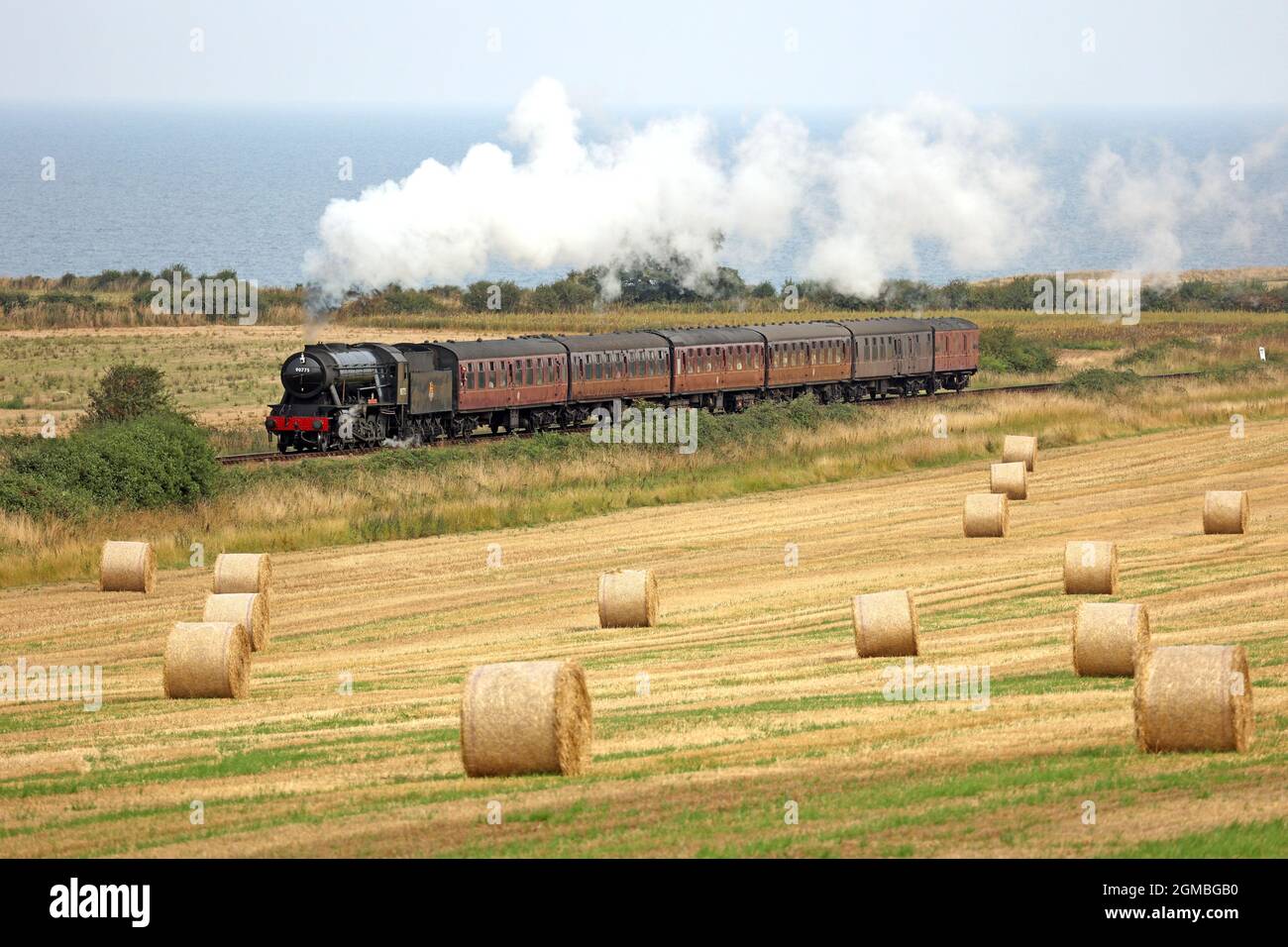 Sheringham, Royaume-Uni. 16 septembre 2021. Le train à vapeur Royal Norfolk Regiment 90775 se rend à Holt sur le chemin de fer North Norfolk, près de Sheringham, Norfolk, Royaume-Uni, le 16 septembre, 2021, avant le week-end des années 1940. Crédit : Paul Marriott/Alay Live News Banque D'Images
