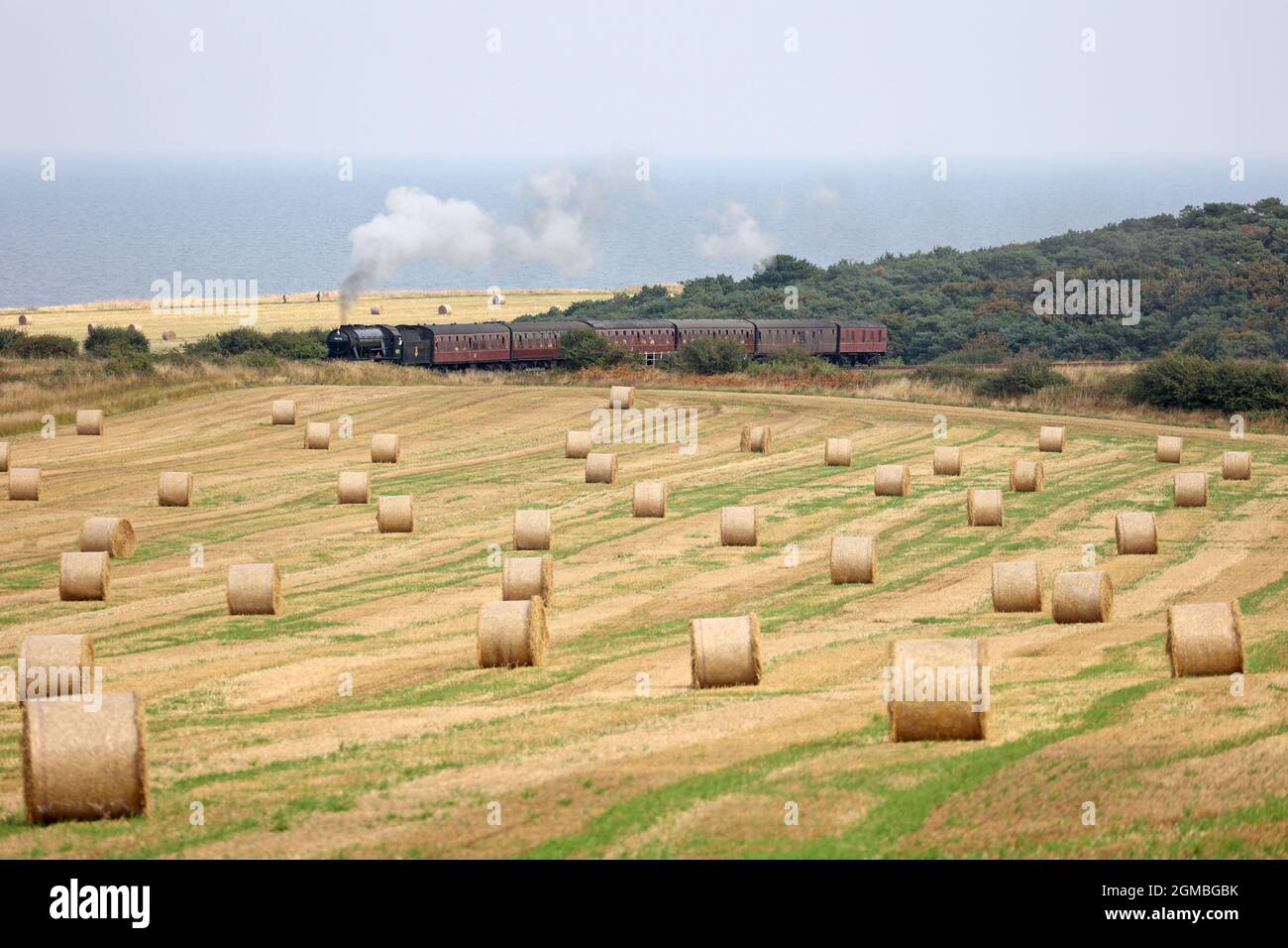 Sheringham, Royaume-Uni. 16 septembre 2021. Le train à vapeur Royal Norfolk Regiment 90775 se rend à Holt sur le chemin de fer North Norfolk, près de Sheringham, Norfolk, Royaume-Uni, le 16 septembre, 2021, avant le week-end des années 1940. Crédit : Paul Marriott/Alay Live News Banque D'Images