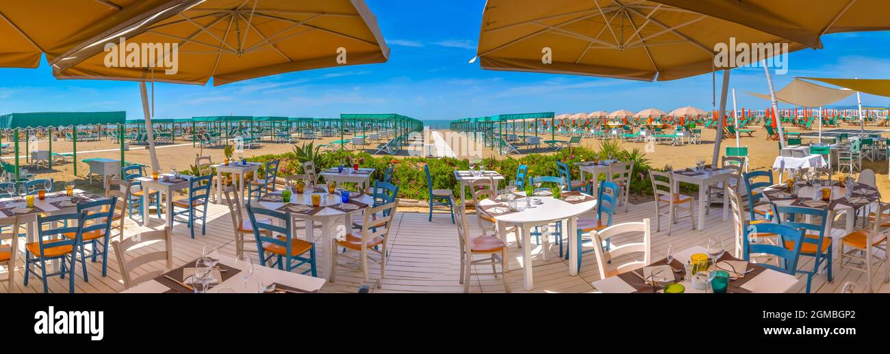 Restaurant sur la plage, tables sont prêtes sur la plage de sable, baignade estabilishment, nourriture, insouciance, bord de mer, Forte dei Marmi Versilia Toscane Italie Banque D'Images