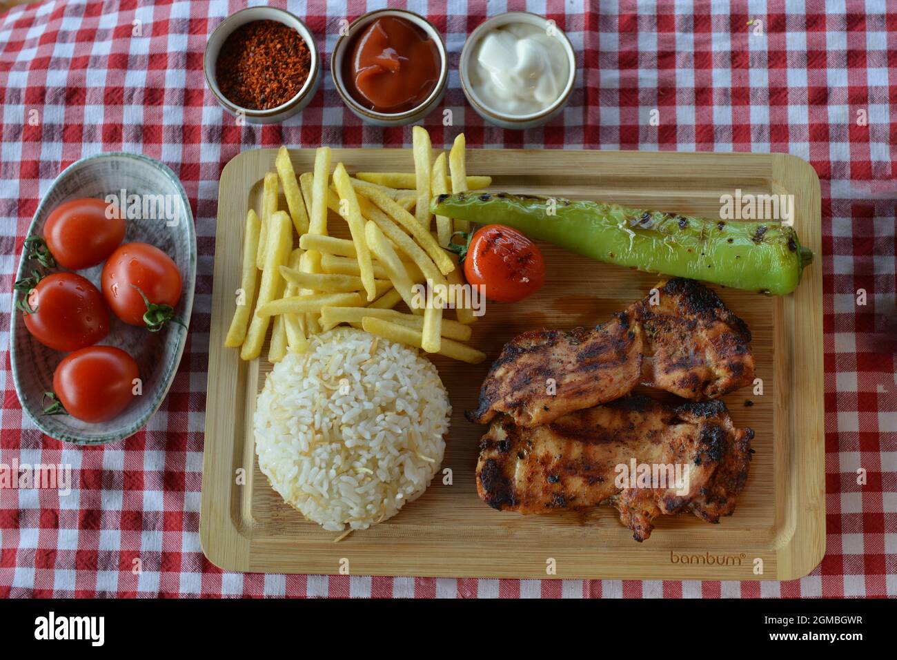 Vue de dessus de la viande frite avec des frites, des sauces et du riz cuit à bord dans un restaurant Banque D'Images