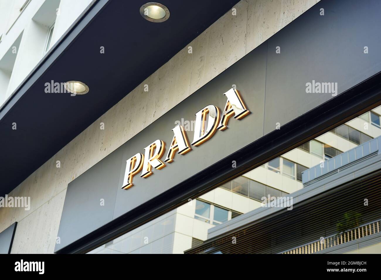 Boutique de créateurs Prada sur Königsallee à Düsseldorf, Allemagne.  Königsallee est le boulevard commerçant de luxe de Düsseldorf Photo Stock -  Alamy
