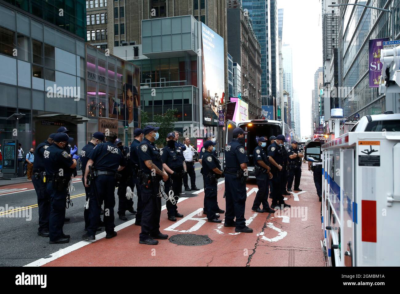 New York, États-Unis. 17 septembre 2021. La police a été déployée pendant la manifestation.la police de la ville de New York a procédé à des arrestations alors que des militants ont organisé une sit-in avec des bannières devant Bank of America sur la 42nd Street et la Sixième Avenue, afin de sensibiliser les gens aux questions environnementales pendant que l'Assemblée générale des Nations Unies se réunira la semaine prochaine à New York. Crédit : SOPA Images Limited/Alamy Live News Banque D'Images
