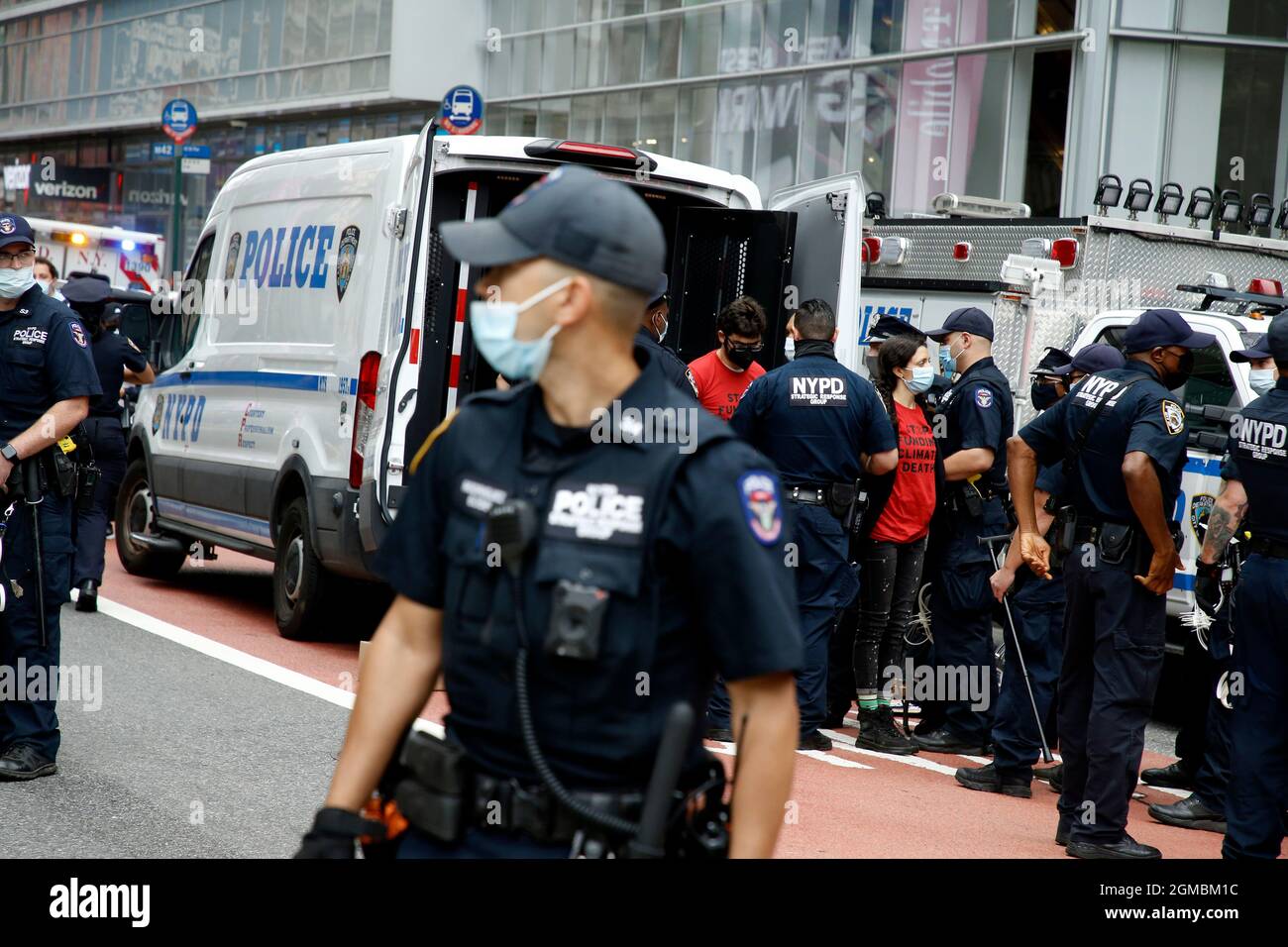 New York, États-Unis. 17 septembre 2021. Un manifestant a été arrêté au cours de la manifestation.la police de la ville de New York a procédé à des arrestations alors que des activistes ont organisé un sit-in avec des banderoles devant Bank of America sur la 42nd Street et la Sixième Avenue, pour sensibiliser les gens aux questions environnementales à l'occasion de la réunion de l'Assemblée générale des Nations Unies la semaine prochaine à New York. Crédit : SOPA Images Limited/Alamy Live News Banque D'Images