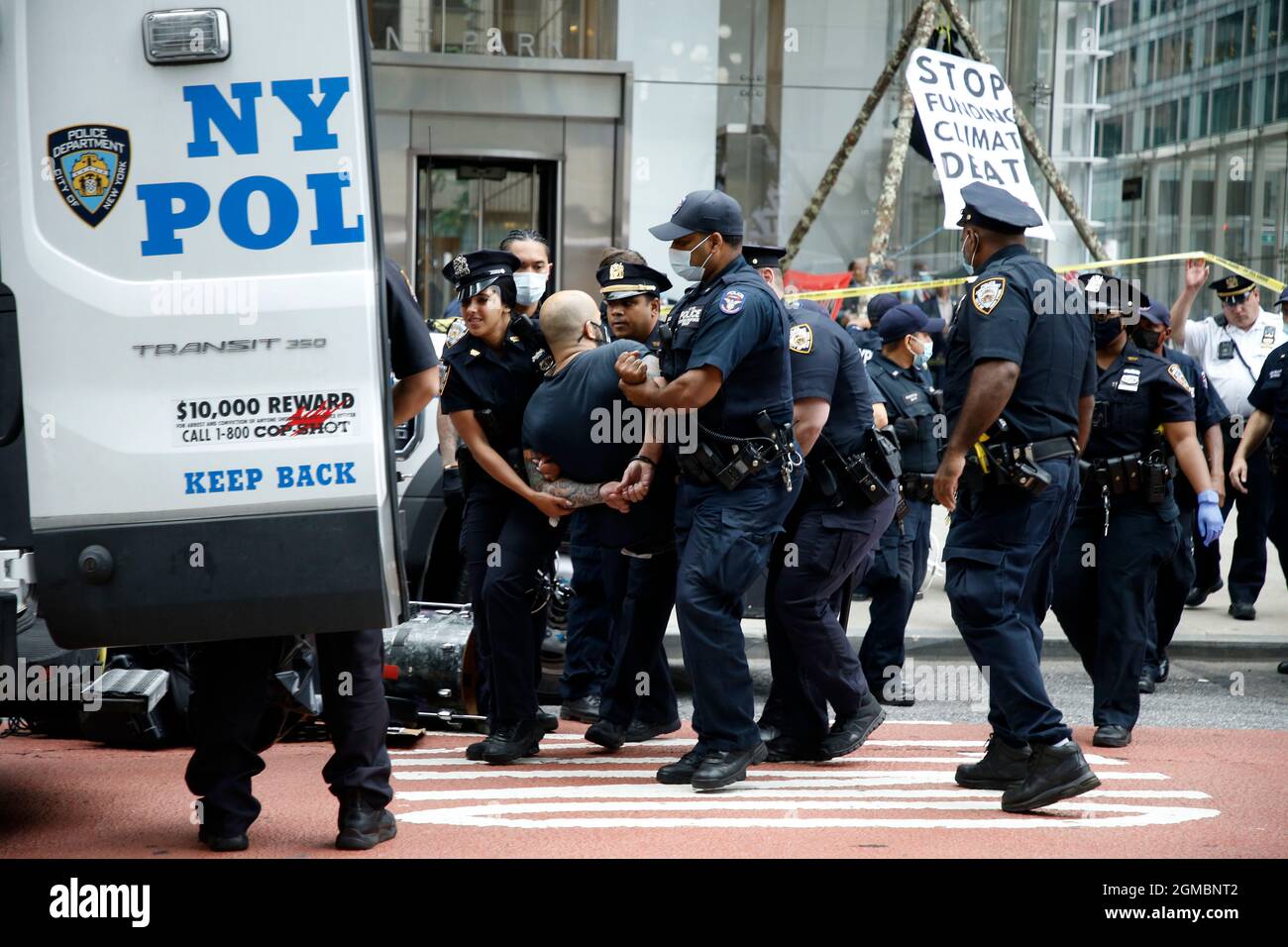 New York, États-Unis. 17 septembre 2021. Un manifestant a été arrêté au cours de la manifestation.la police de la ville de New York a procédé à des arrestations alors que des activistes ont organisé un sit-in avec des banderoles devant Bank of America sur la 42nd Street et la Sixième Avenue, pour sensibiliser les gens aux questions environnementales à l'occasion de la réunion de l'Assemblée générale des Nations Unies la semaine prochaine à New York. (Photo de J Lamparski/SOPA Images/Sipa USA) crédit: SIPA USA/Alay Live News Banque D'Images