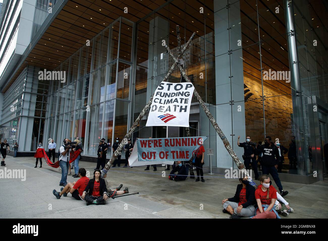 New York, États-Unis. 17 septembre 2021. Des manifestants sont assis sur le terrain pendant la manifestation.la police de la ville de New York a procédé à des arrestations alors que des activistes ont organisé un sit-in avec des bannières devant Bank of America sur la 42nd Street et la Sixième Avenue, pour sensibiliser les gens aux questions environnementales pendant que l'Assemblée générale des Nations Unies se réunira la semaine prochaine à New York. (Photo de J Lamparski/SOPA Images/Sipa USA) crédit: SIPA USA/Alay Live News Banque D'Images