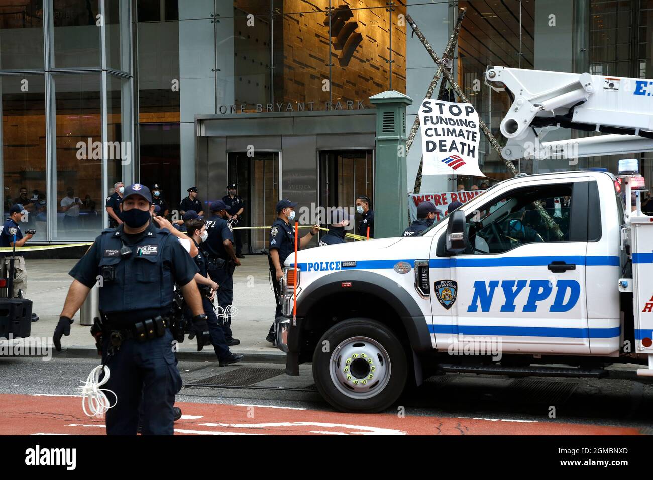 New York, États-Unis. 17 septembre 2021. La police a été déployée pendant la manifestation.la police de la ville de New York a procédé à des arrestations alors que des militants ont organisé une sit-in avec des bannières devant Bank of America sur la 42nd Street et la Sixième Avenue, afin de sensibiliser les gens aux questions environnementales pendant que l'Assemblée générale des Nations Unies se réunira la semaine prochaine à New York. (Photo de J Lamparski/SOPA Images/Sipa USA) crédit: SIPA USA/Alay Live News Banque D'Images