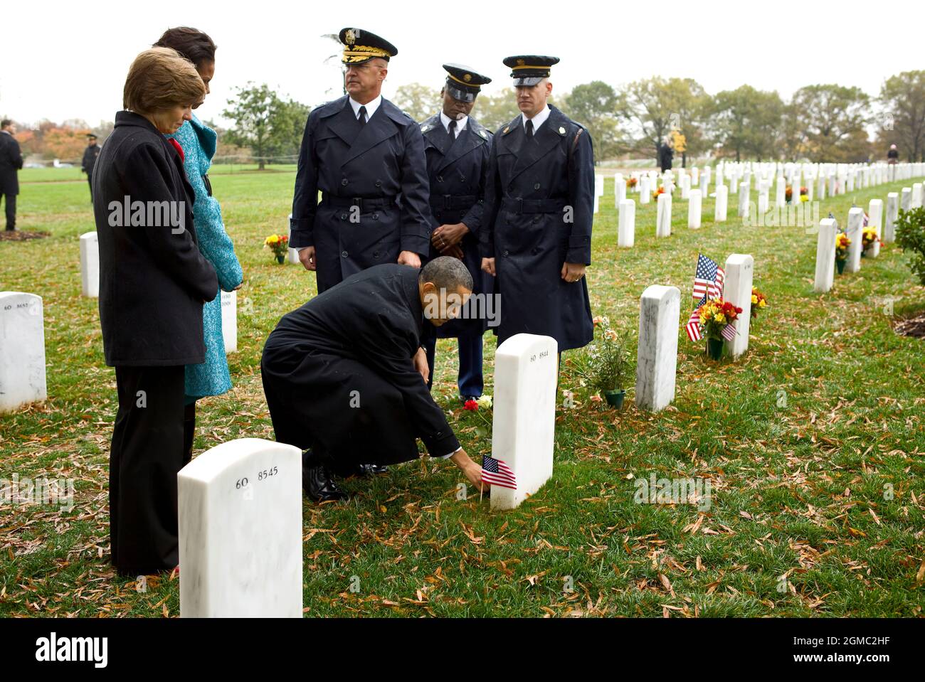 11 novembre 2009 « il était au cimetière national d'Arlington pour la Journée des anciens combattants, et après ses remarques, a fait un arrêt impromptu à la Section 60, où les troupes d'Afghanistan et d'Irak sont enterrées. Il s'est mis en pause pour laisser une pièce de monnaie présidentielle devant la pierre tombale du récipiendaire de la Médaille d'honneur de 19 ans, le spécialiste Ross McGinnis. Plus tard dans la même journée, le Président a tenu un exposé sur l’Afghanistan dans la salle de situation. » (Photo officielle de la Maison Blanche par Pete Souza) cette photo officielle de la Maison Blanche est disponible uniquement pour publication par les organismes de presse et/ou pour impression personnelle par le sujet( Banque D'Images