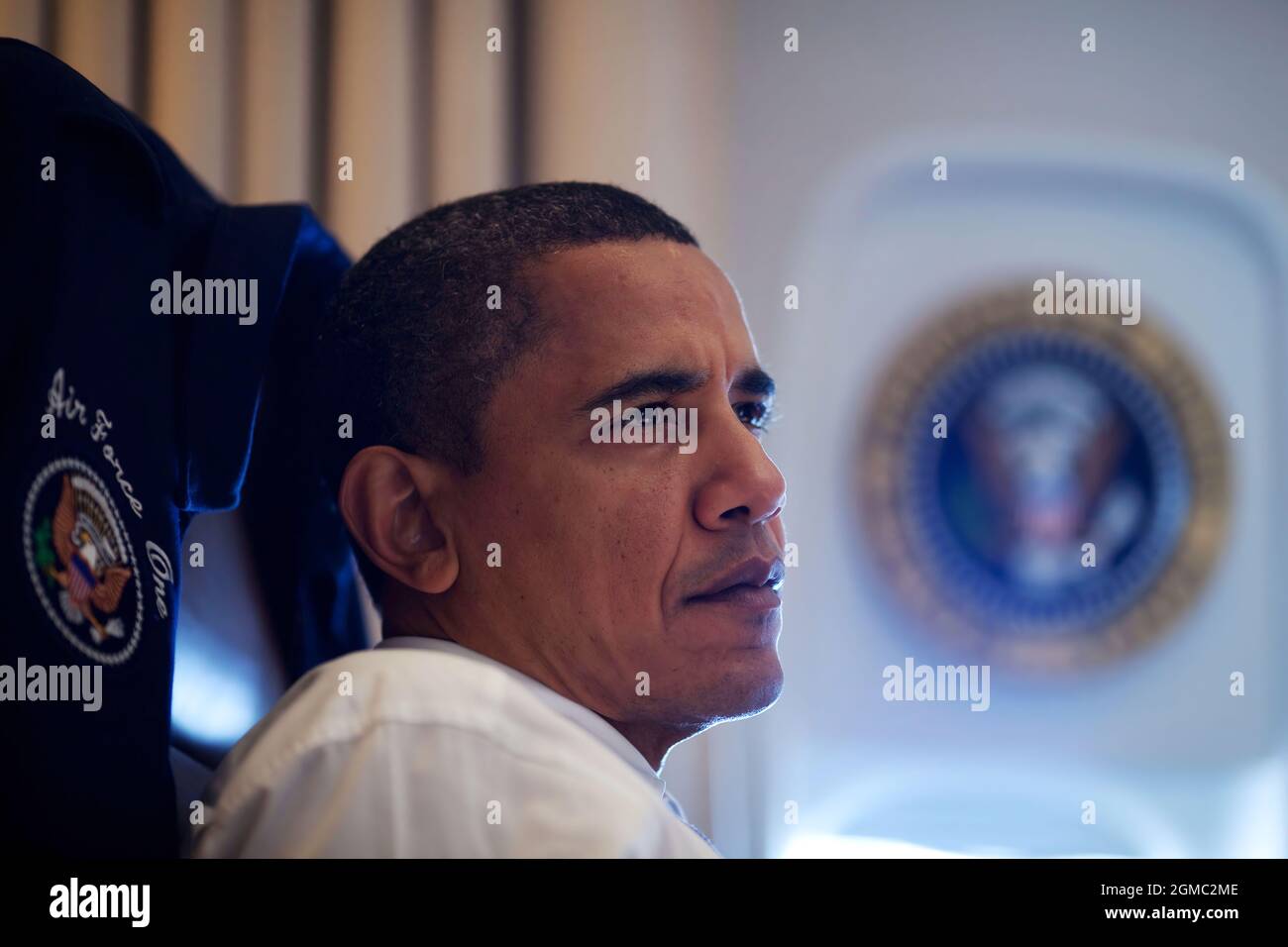 16 novembre 2009 « le président écoute lors d’une réunion à bord de l’Air Force One alors que nous nous sommes rendus à Beijing, en Chine ». (Photo officielle de la Maison Blanche par Pete Souza) cette photo officielle de la Maison Blanche est disponible uniquement pour publication par les organismes de presse et/ou pour impression personnelle par le(s) sujet(s) de la photo. La photographie ne peut être manipulée d'aucune manière et ne peut pas être utilisée dans des documents commerciaux ou politiques, des publicités, des courriels, des produits, des promotions qui, de quelque manière que ce soit, suggèrent l'approbation ou l'approbation du Président, de la première famille ou de la Maison Blanche. Banque D'Images