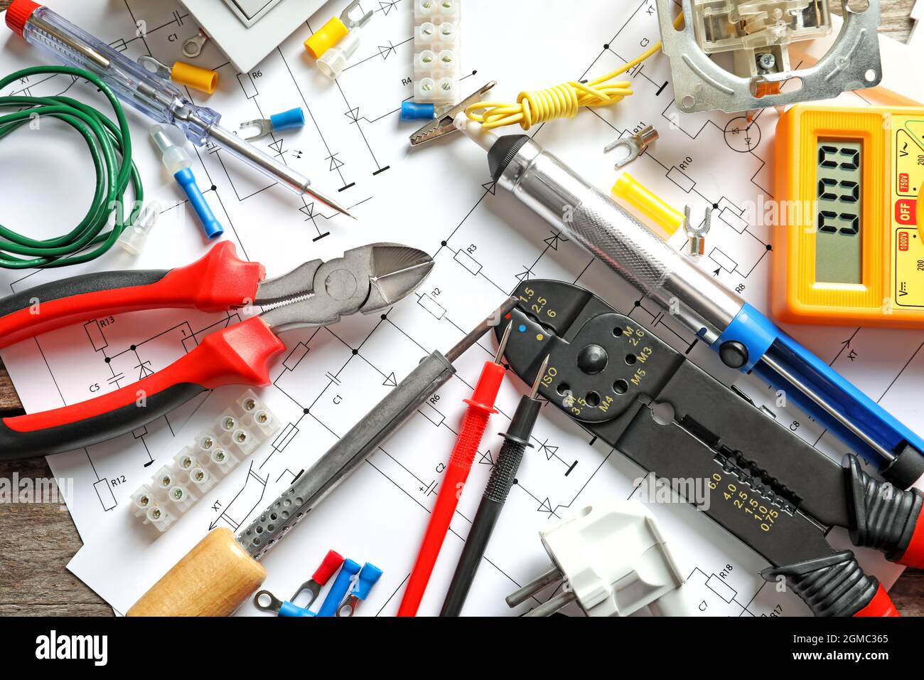 Différents outils électriques sur le schéma de principe Photo Stock - Alamy