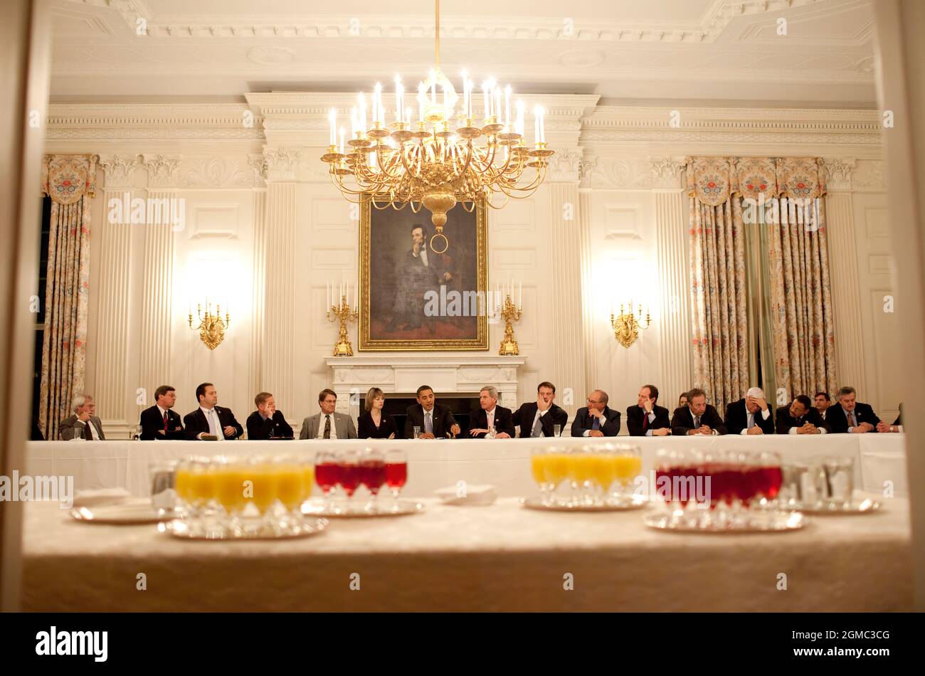 10 février 2009 « le président rencontre la coalition du chien bleu démocratique dans la salle à manger de l'État. J’avais remarqué que les verres de canneberges et de jus d’orange étaient assis sur une table à l’entrée de la salle rouge, et j’ai donc fait marche arrière pour composer cette photo depuis l’intérieur de la salle rouge. » (Photo officielle de la Maison Blanche par Pete Souza) cette photo officielle de la Maison Blanche est disponible uniquement pour publication par les organismes de presse et/ou pour impression personnelle par le(s) sujet(s) de la photo. La photographie ne peut être manipulée d'aucune manière et ne peut pas être utilisée dans des documents commerciaux ou politiques, a Banque D'Images