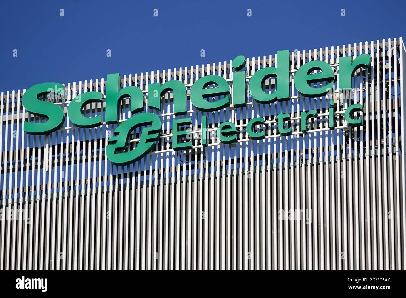 Bucarest, Roumanie - 16 août 2021 : un logo de Schneider Electric, spécialiste mondial de la gestion et de l'automatisation de l'énergie, est affiché sur le Banque D'Images