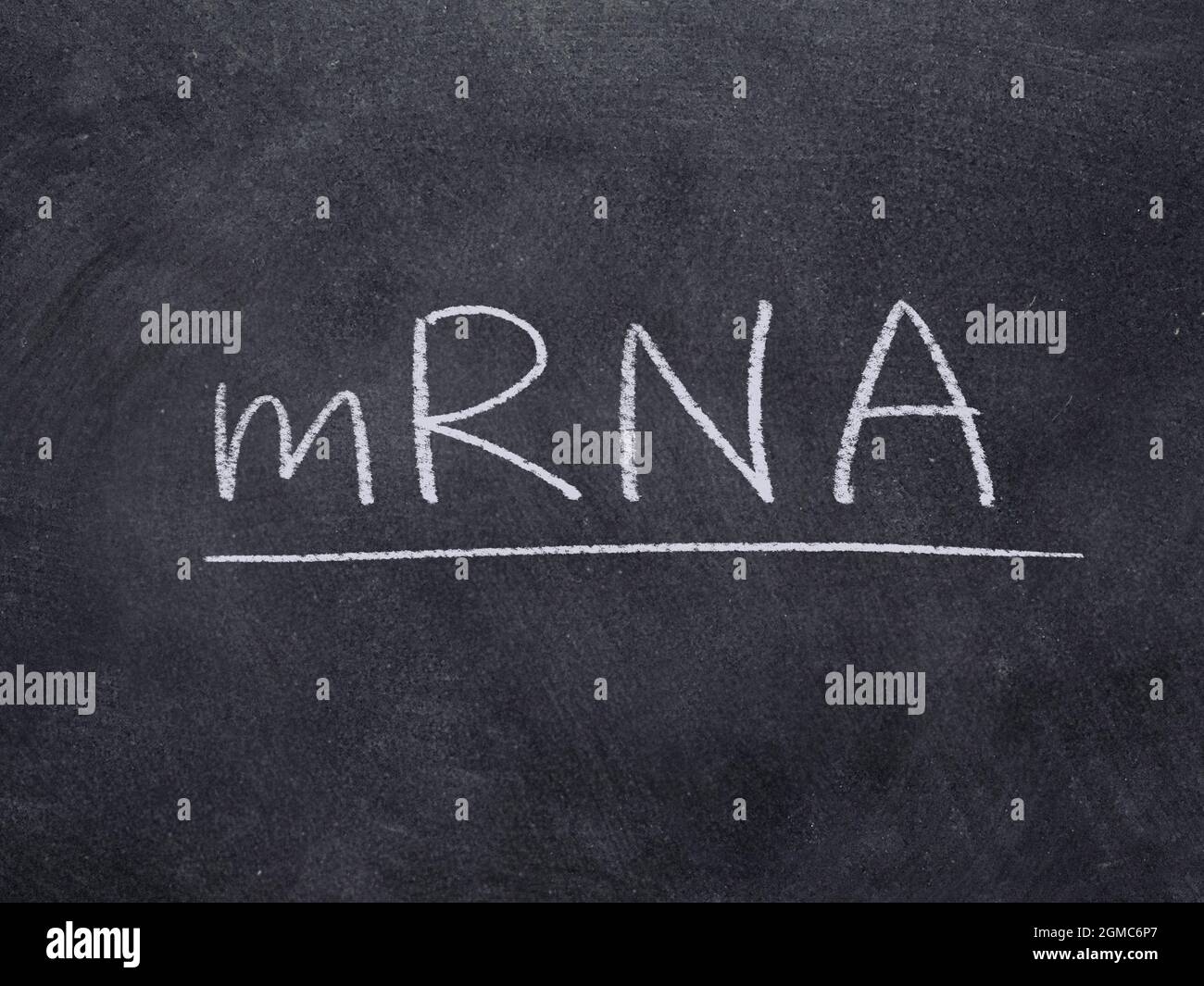 MRNA concept mot sur fond de tableau noir Banque D'Images