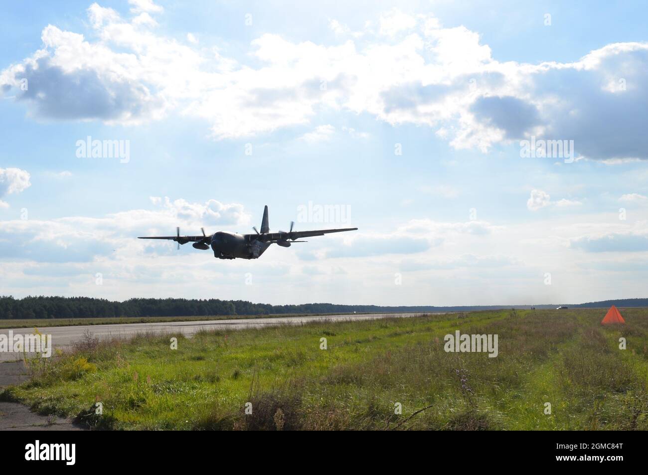 Un Hercules de la Force aérienne polonaise C-130E atterrit sur une piste abandonnée près de Biala Podlaska, en Pologne, pendant la rotation 21.4 du détachement d'aviation, le 15 septembre 2021. Au cours de l'AvDet 21.4, les États-Unis et la Pologne mèneront une formation Agile combat Employment au cours de l'exercice de formation bilatérale. ACE s'assure que les forces aériennes américaines en Europe, ainsi que leurs alliés et partenaires, sont prêts à des éventualités brèves ou sans préavis, en permettant aux forces d'opérer à partir de différents niveaux de capacité et de soutien. Banque D'Images