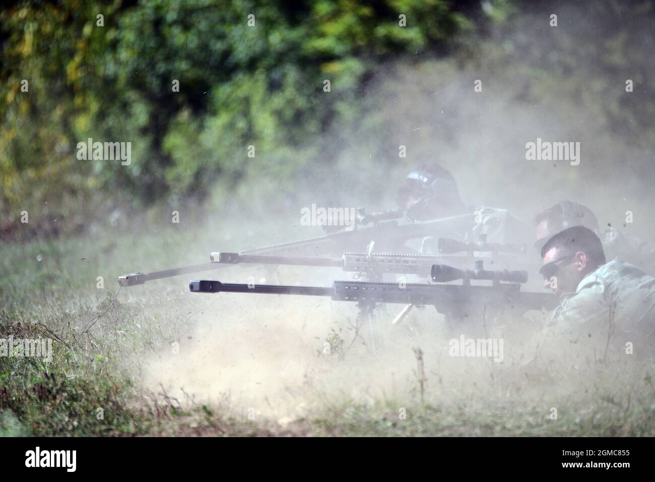Les parachutistes de l'armée américaine affectés au peloton Scout, au quartier général et à la compagnie du quartier général, 1er Bataillon (Airborne), 503e Régiment d'infanterie, 173e Brigade aéroportée, effectuent des opérations de sniper avec des fusils M107 – 50 cal. Pendant la stratégie de tir à longue portée dans le cadre de l'exercice Eagle Storm de l'armée croate « Eugen Kvaternik » à Slunj, Croatie, 15 septembre 2021. La 173e Brigade aéroportée est la Force d'intervention en cas d'urgence de l'armée américaine en Europe, capable de projeter des forces prêtes n'importe où dans les domaines de responsabilité de l'Europe, de l'Afrique ou des commandements centraux des États-Unis. (É.-U. Photo de l'armée par Elena Baladelli) Banque D'Images