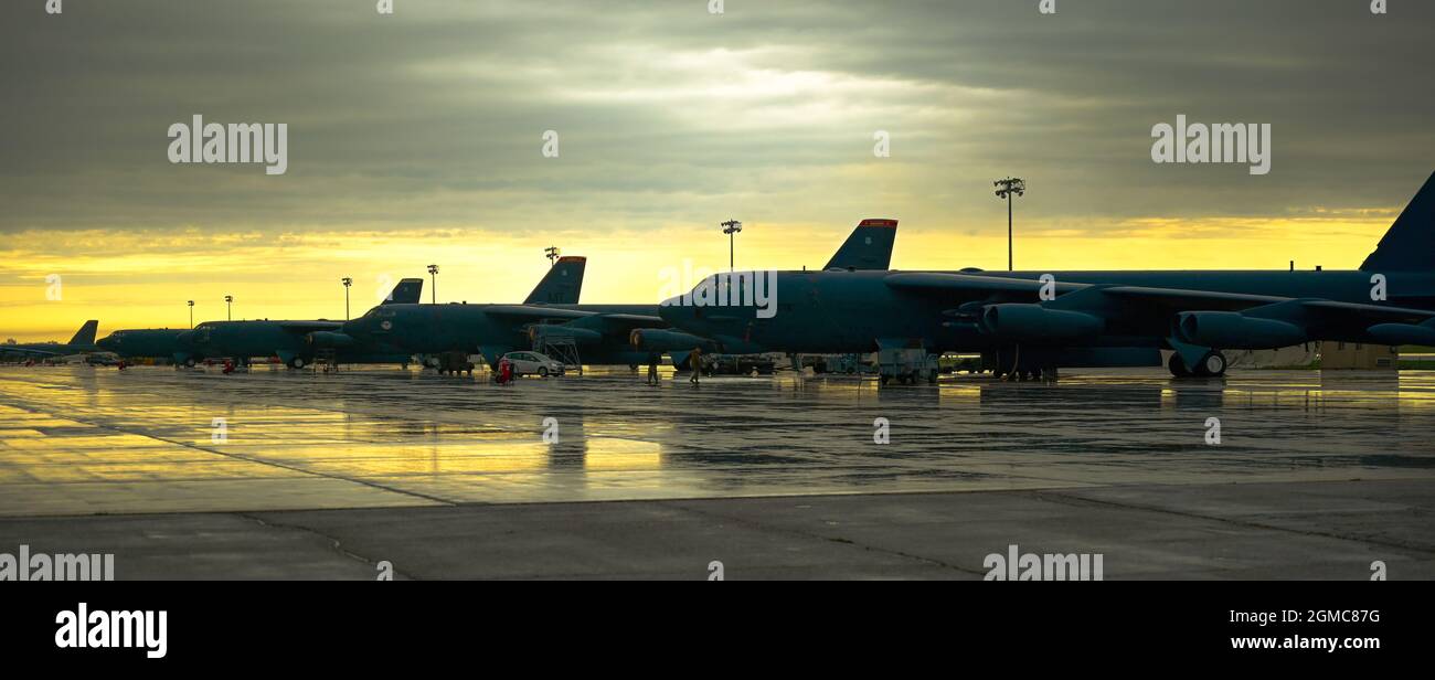 B-52H les stratosforteresses se préparent à partir à la base aérienne de Minot, Dakota du Nord, le 16 septembre 2021. Ces avions participent au défi Global Strike qui évalue les capacités de plusieurs escadrons. (É.-U. Photo de la Force aérienne par Airman 1ère classe Zachary Wright) Banque D'Images