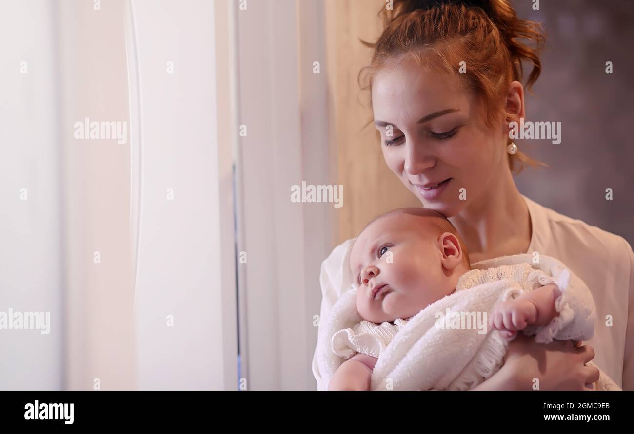 Maman Avec Un Bebe Nouveau Ne Dans Ses Bras La Fille Est Tenant Un Bebe En Face De La Fenetre Nouveau Ne Sur Les Mains De La Mere Photo Stock Alamy Maman Avec Un Bebe Nouveau Ne Dans Ses Bras La Fille Est Tenant Un Bebe En Face De La Fenetre Nouveau Ne Sur Les Mains De La Mere Photo Stock Alamy
