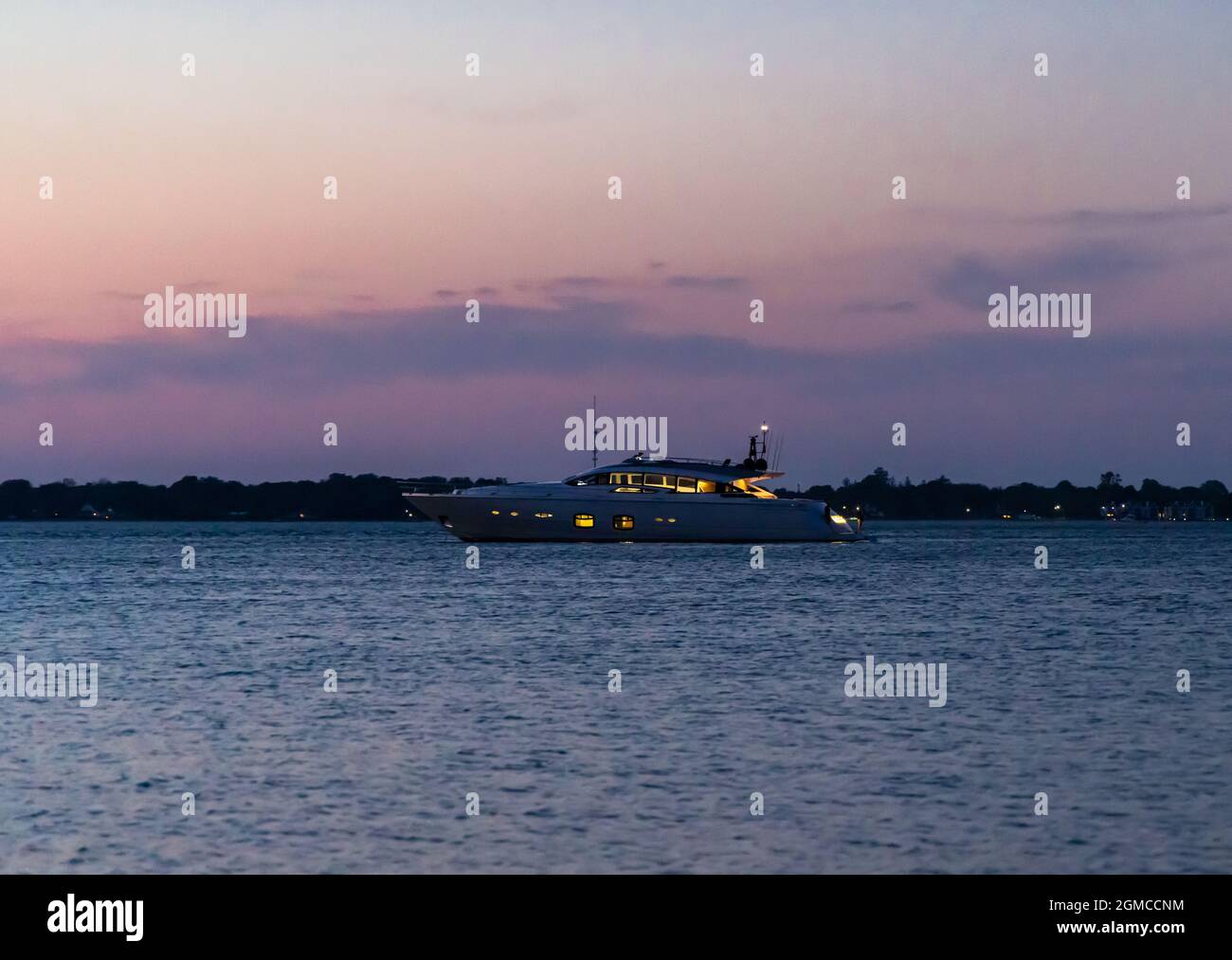 Un yacht à moteur de luxe près de greenport, NY Banque D'Images