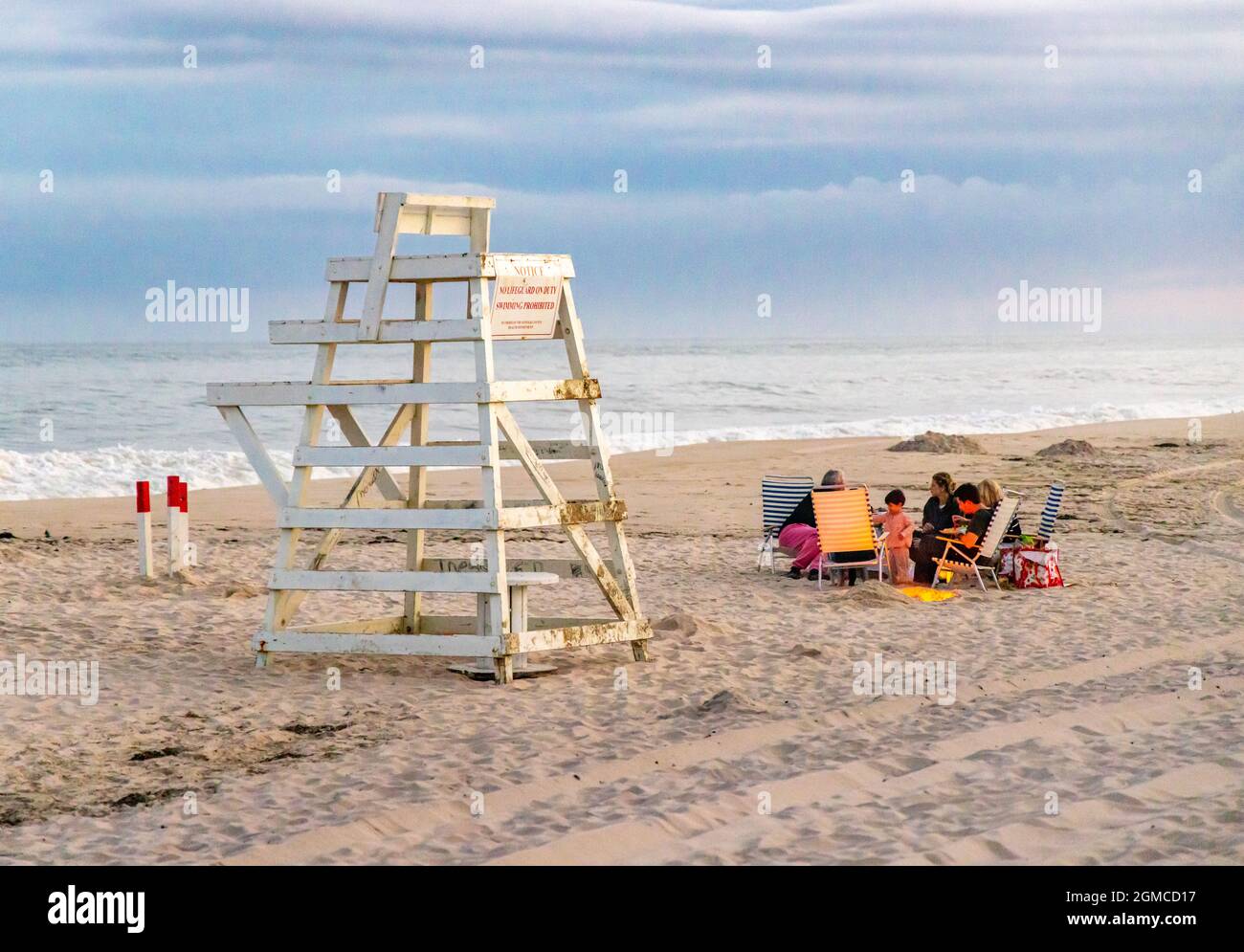 Tard dans la journée, en soirée d'été, à Flying point Beach, Water Mill, NY Banque D'Images