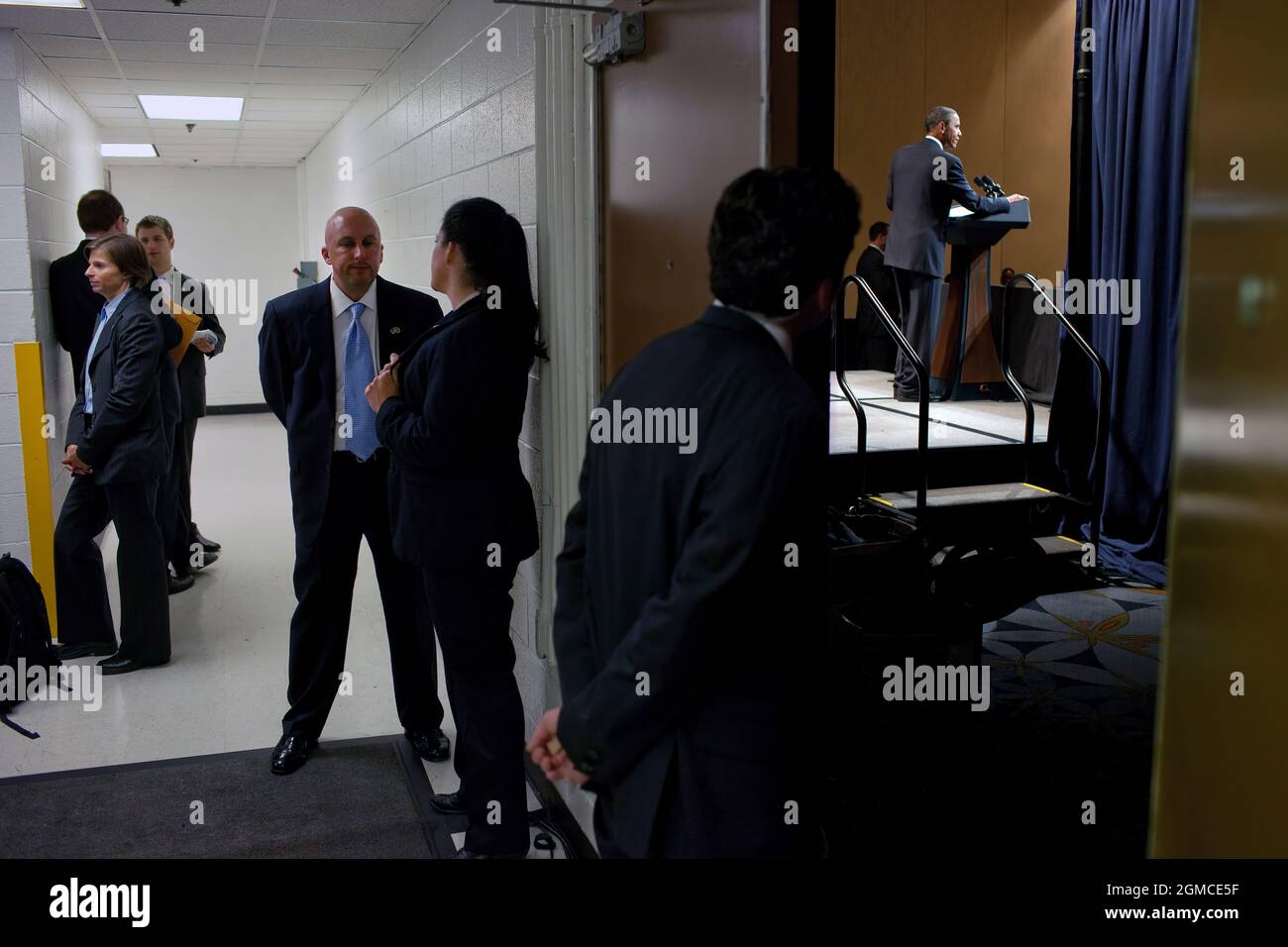 Le personnel attend les coulisses alors que le président Barack Obama s'adresse au déjeuner de financement du Comité national démocratique à l'hôtel Hyatt Regency d'Atlanta, en Géorgie, le 2 août 2010. (Photo officielle de la Maison Blanche par Pete Souza)cette photo officielle de la Maison Blanche est disponible uniquement pour publication par les organismes de presse et/ou pour impression personnelle par le(s) sujet(s) de la photo. La photographie ne peut être manipulée d'aucune manière et ne peut pas être utilisée dans des documents commerciaux ou politiques, des publicités, des courriels, des produits, des promotions qui, de quelque manière que ce soit, suggèrent l'approbation ou l'approbation du Président, Banque D'Images