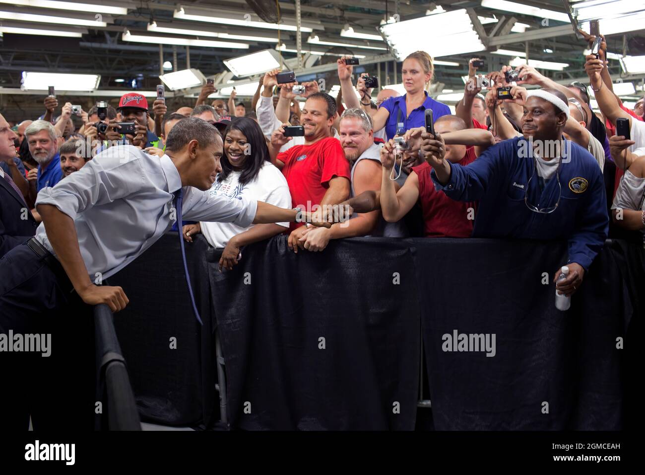 Le président Barack Obama salue les gens à la suite de ses remarques à l'usine d'assemblage de Ford Motor Company à Chicago, dans l'Illinois, le 5 août 2010. (Photo officielle de la Maison Blanche par Pete Souza)cette photo officielle de la Maison Blanche est disponible uniquement pour publication par les organismes de presse et/ou pour impression personnelle par le(s) sujet(s) de la photo. La photographie ne peut être manipulée d'aucune manière et ne peut pas être utilisée dans des documents commerciaux ou politiques, des publicités, des courriels, des produits, des promotions qui, de quelque manière que ce soit, suggèrent l'approbation ou l'approbation du Président, de la première famille ou du Banque D'Images