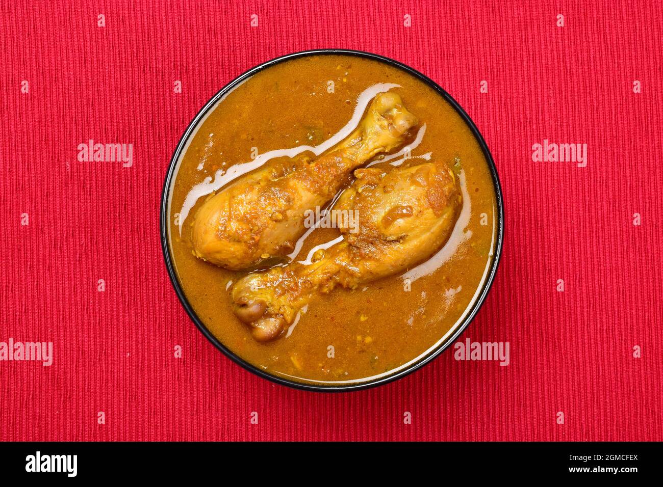 vue de dessus du curry de poulet de style indien, curry de poulet au masala dans un bol Banque D'Images