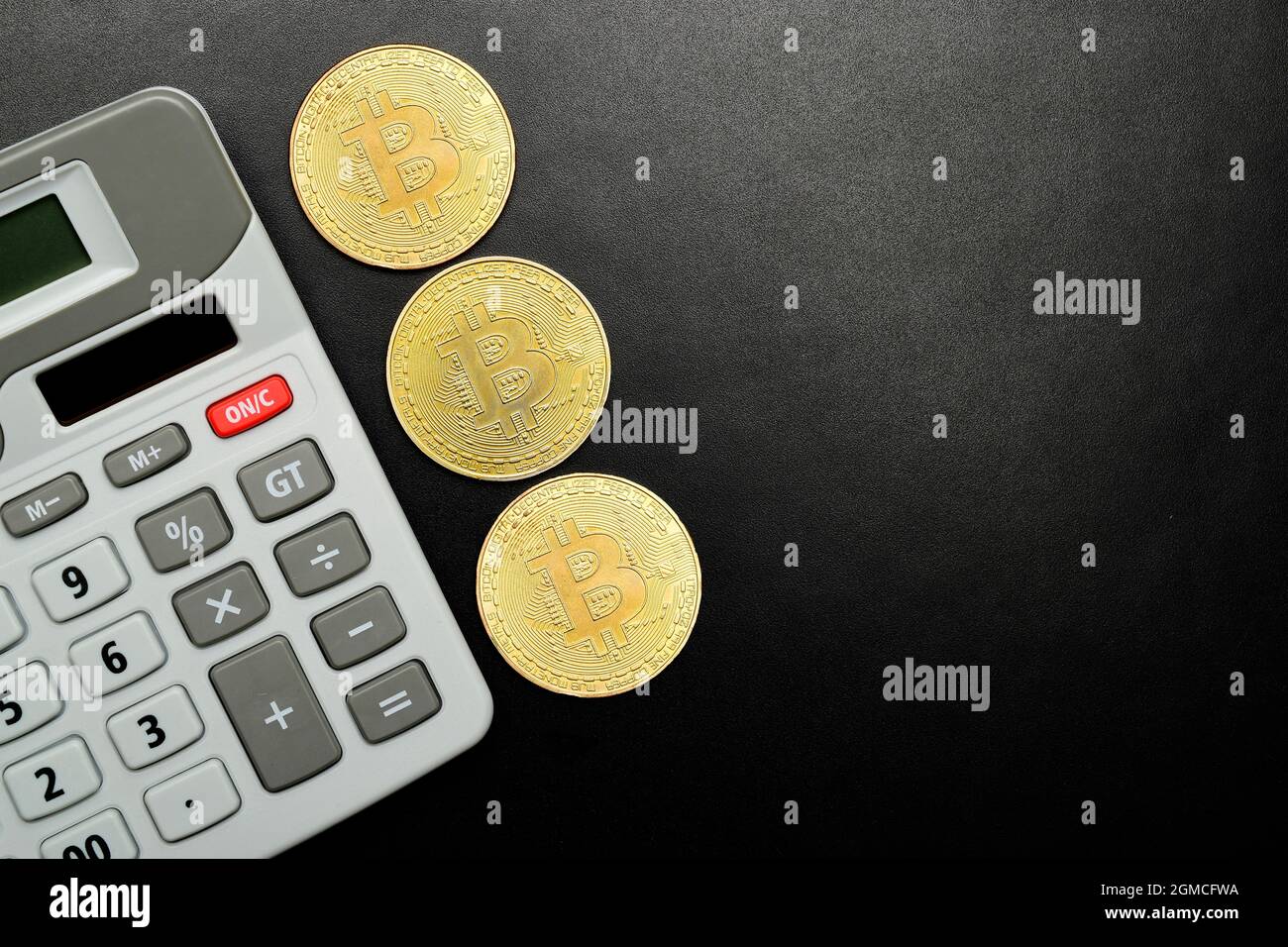 Bitcoin crypto-monnaie avec calculatrice sur fond noir avec espace de texte  Photo Stock - Alamy